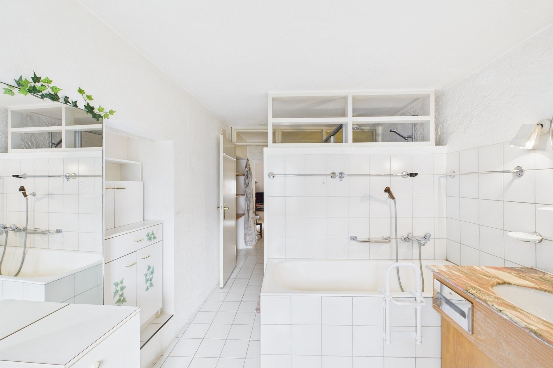 Helles Badezimmer mit Badewanne und Dusche