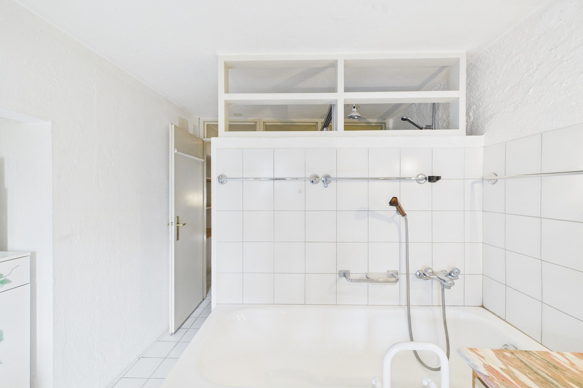 Badezimmer mit Badewanne und Dusche