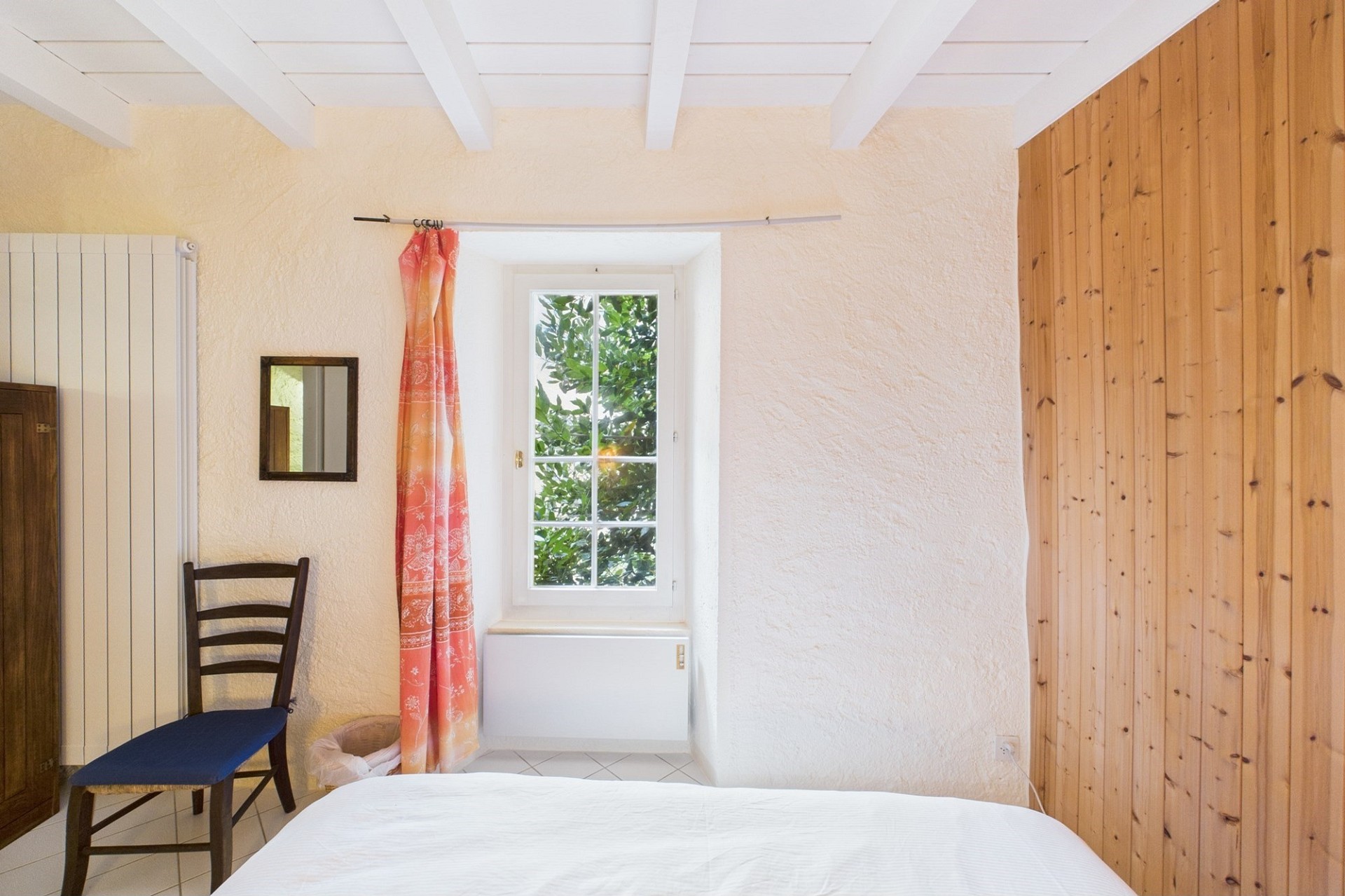 Helles Schlafzimmer mit Naturholz und Sprossenfenster