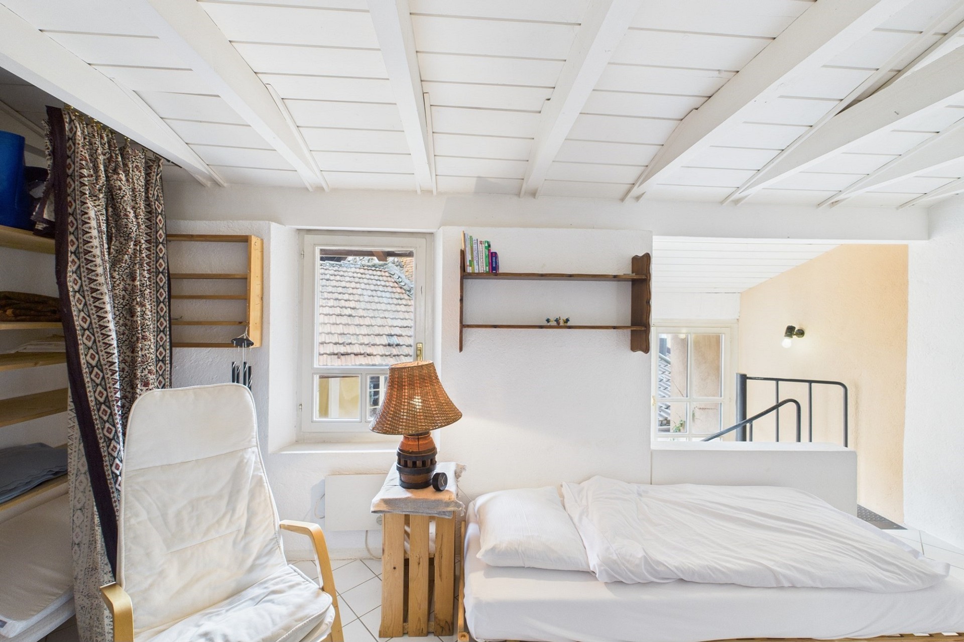 Helles Schlafzimmer mit offener Sitznische