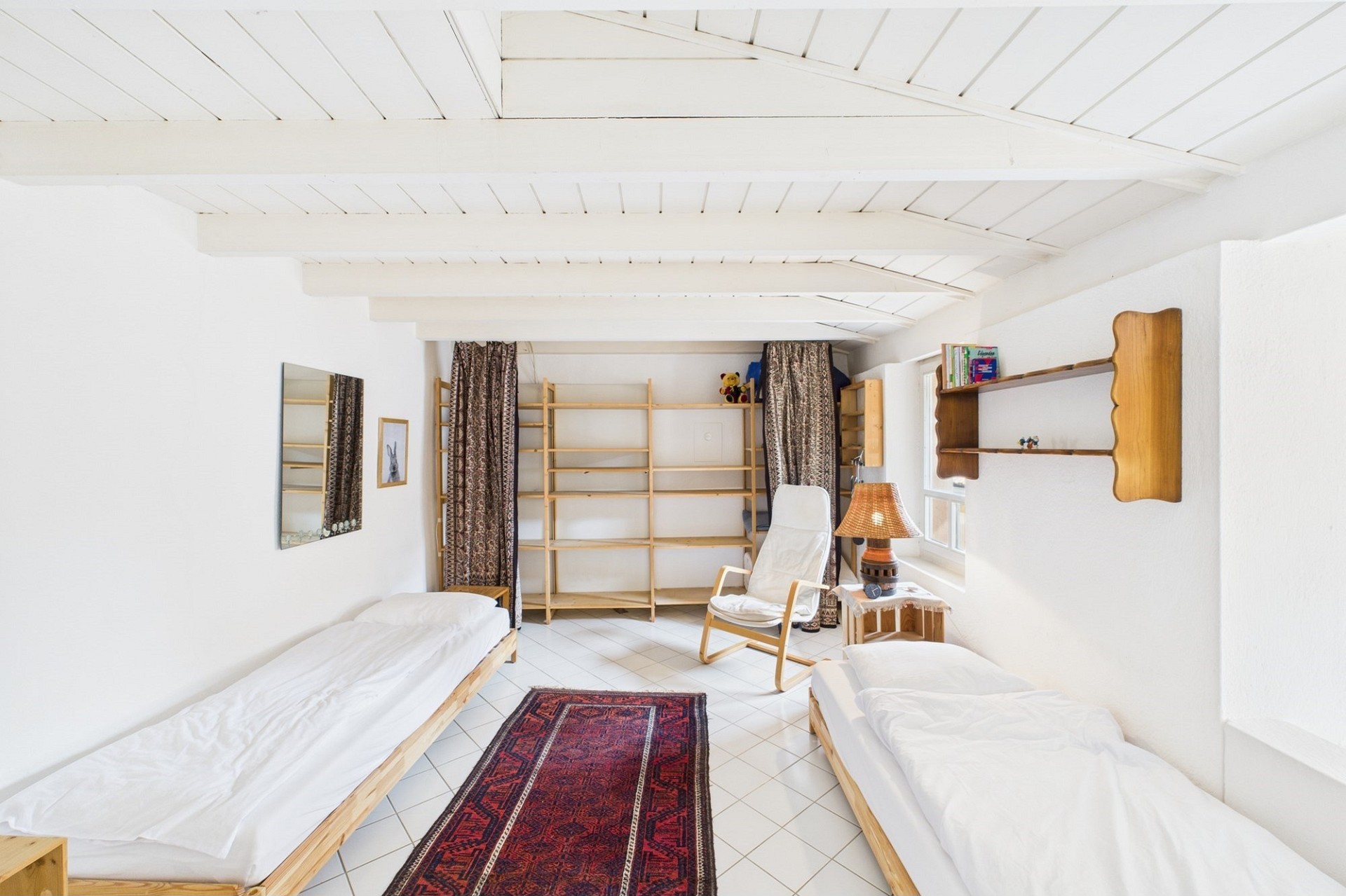 Helles Schlafzimmer mit zwei Einzelbetten