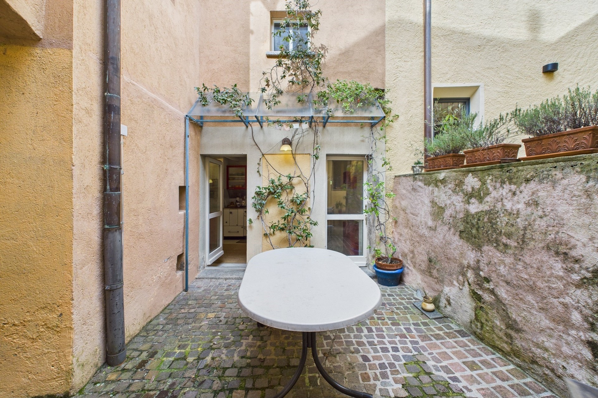 Kleiner Innenhof mit Zugang zum Gebäude