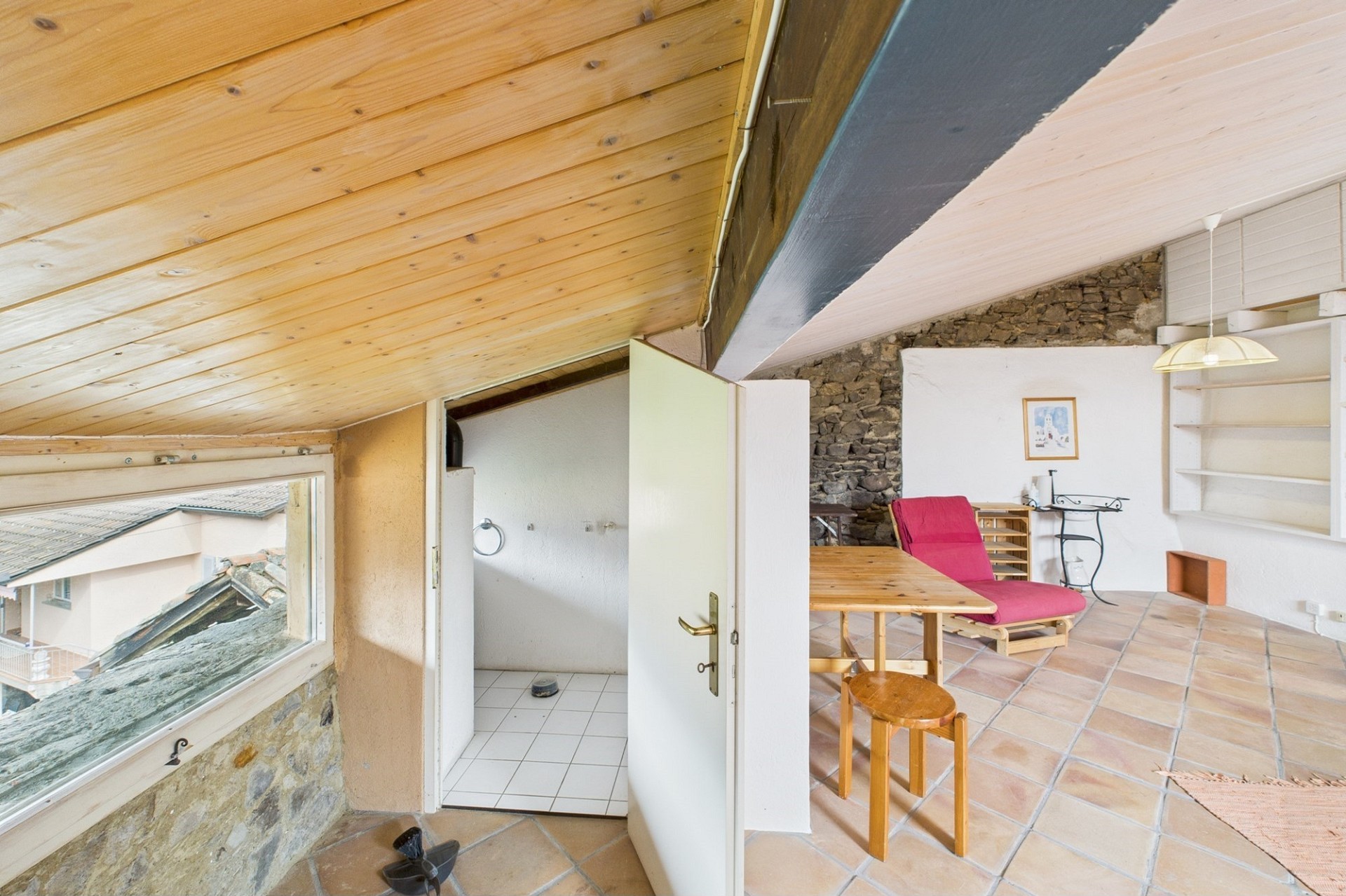 Ausgebauter Dachraum mit Terrakottafliesen und Holzdecke