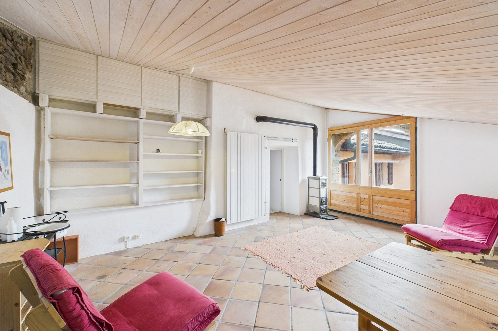 Heller Wohnraum mit Holzdecke und Terrassentür