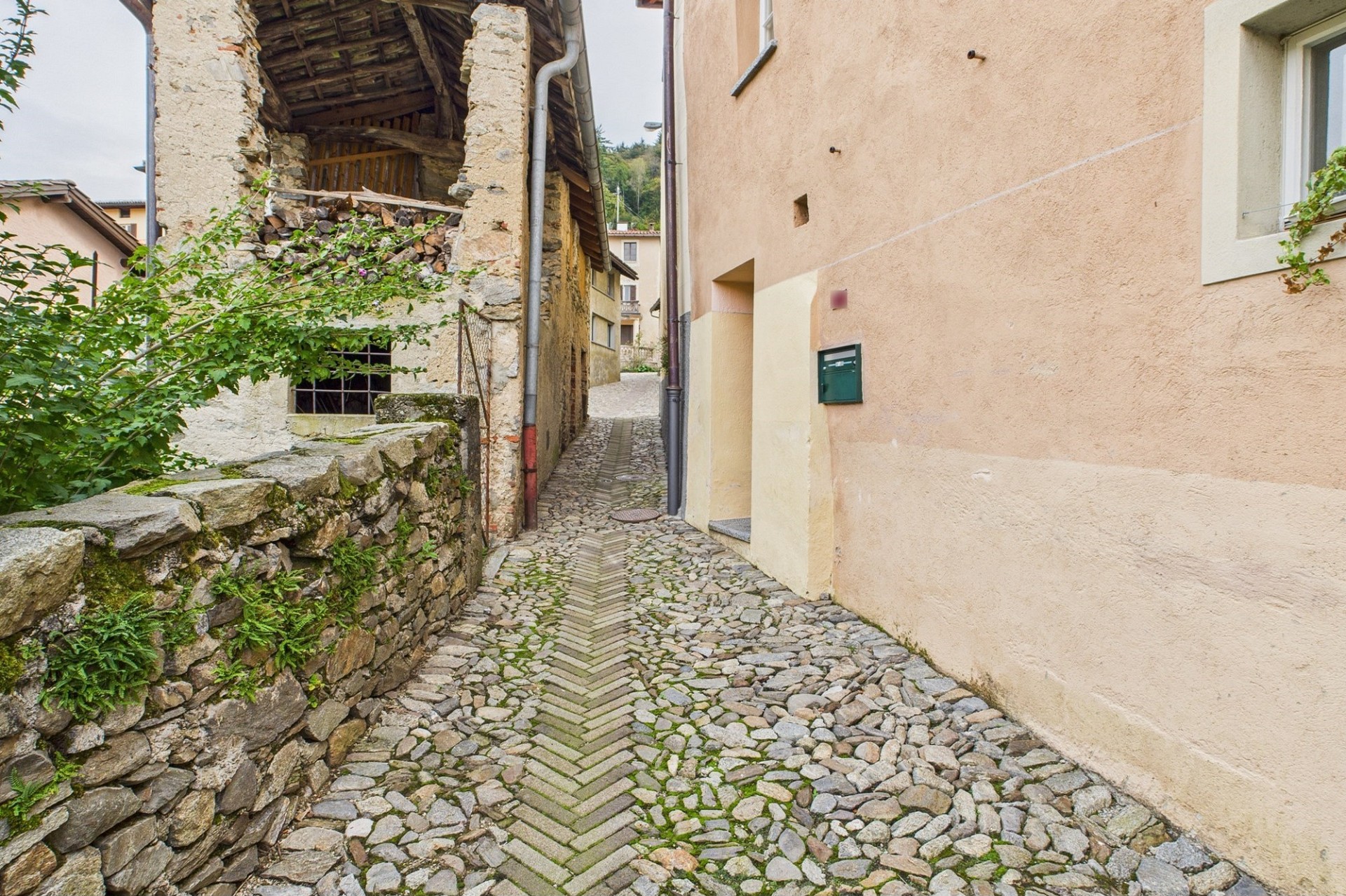 Historische Gasse mit Natursteinpflaster