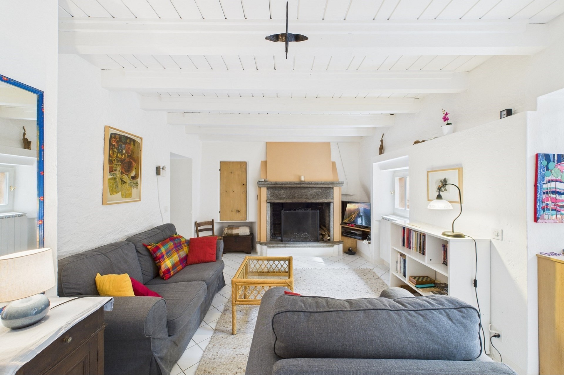 Helles Wohnzimmer mit Kamin