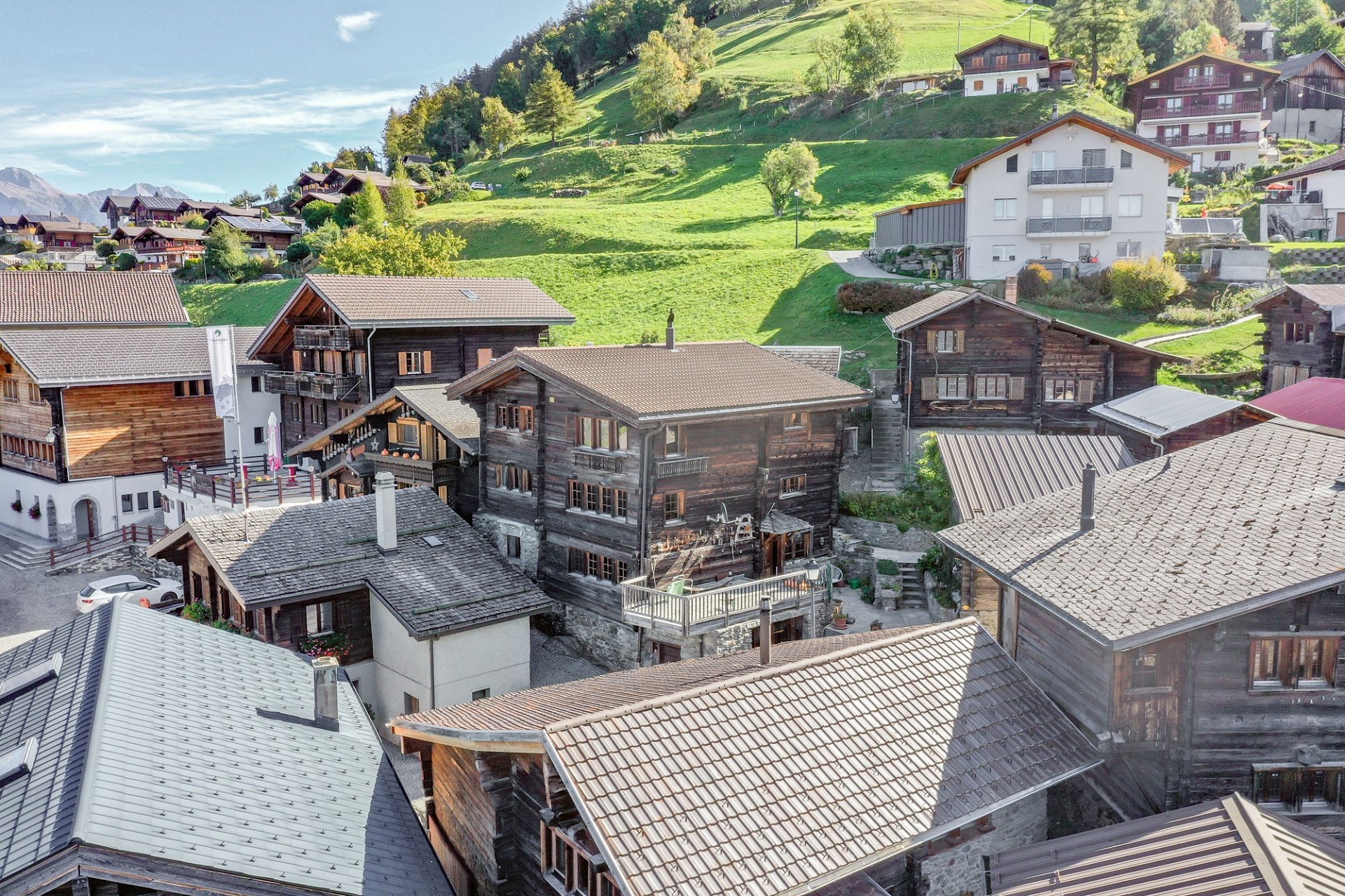 Alpine Dorfansicht mit Chalets und Hanglage