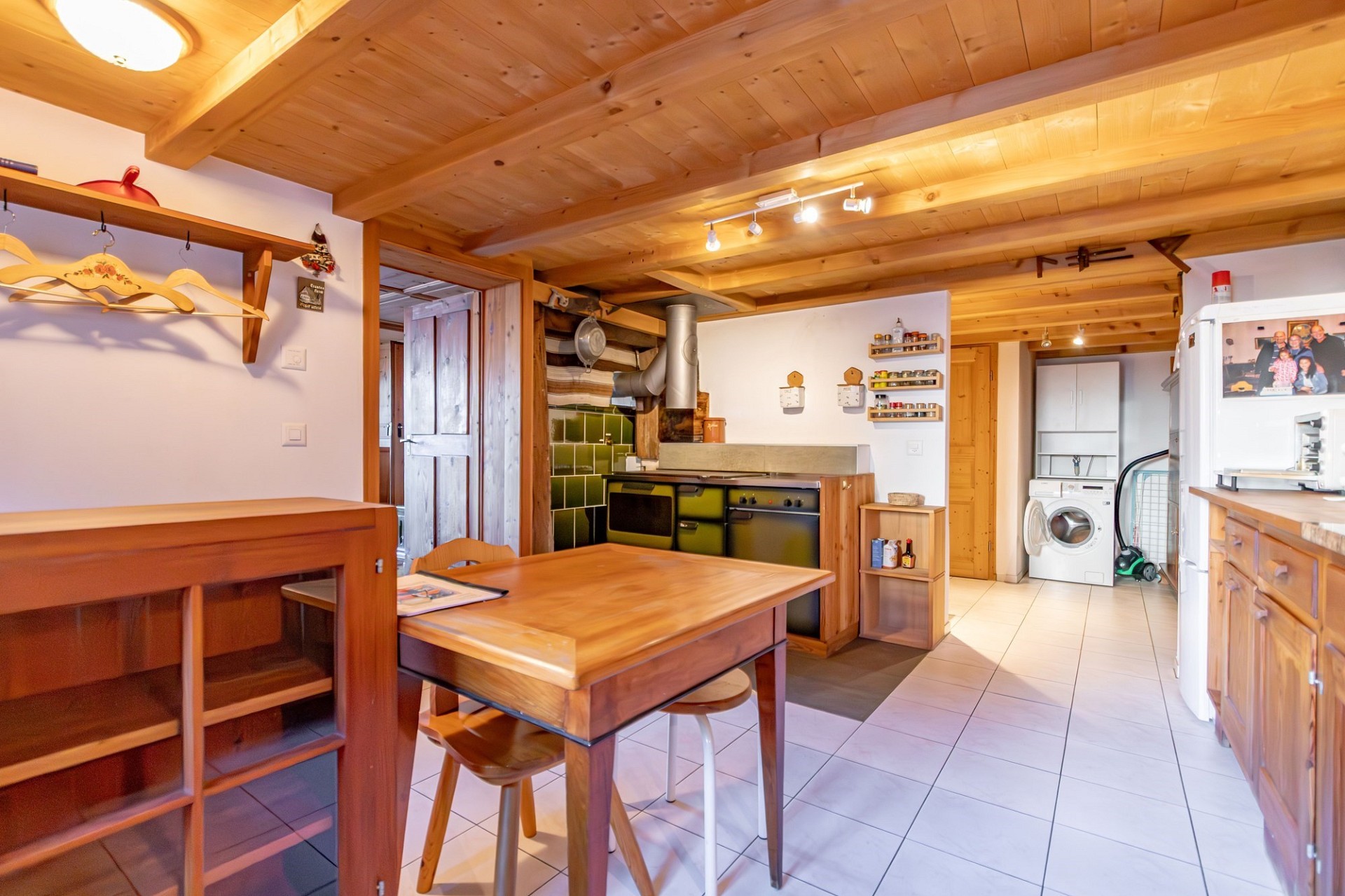 Gemütliche Landhausküche mit Holzdecke