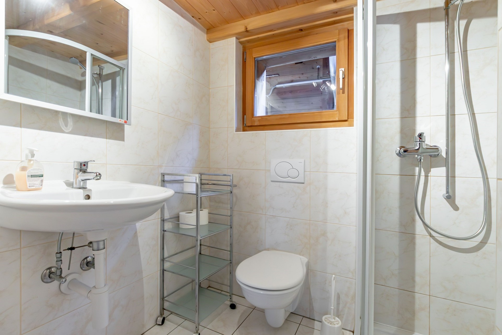 Kleines Badezimmer mit Dusche und WC
