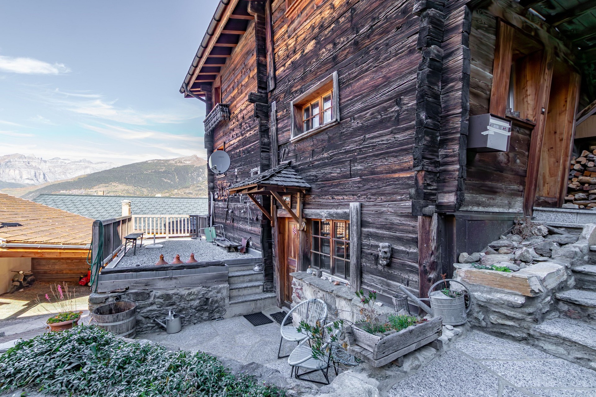 Alpine Holzhaus mit Terrasse und Bergblick