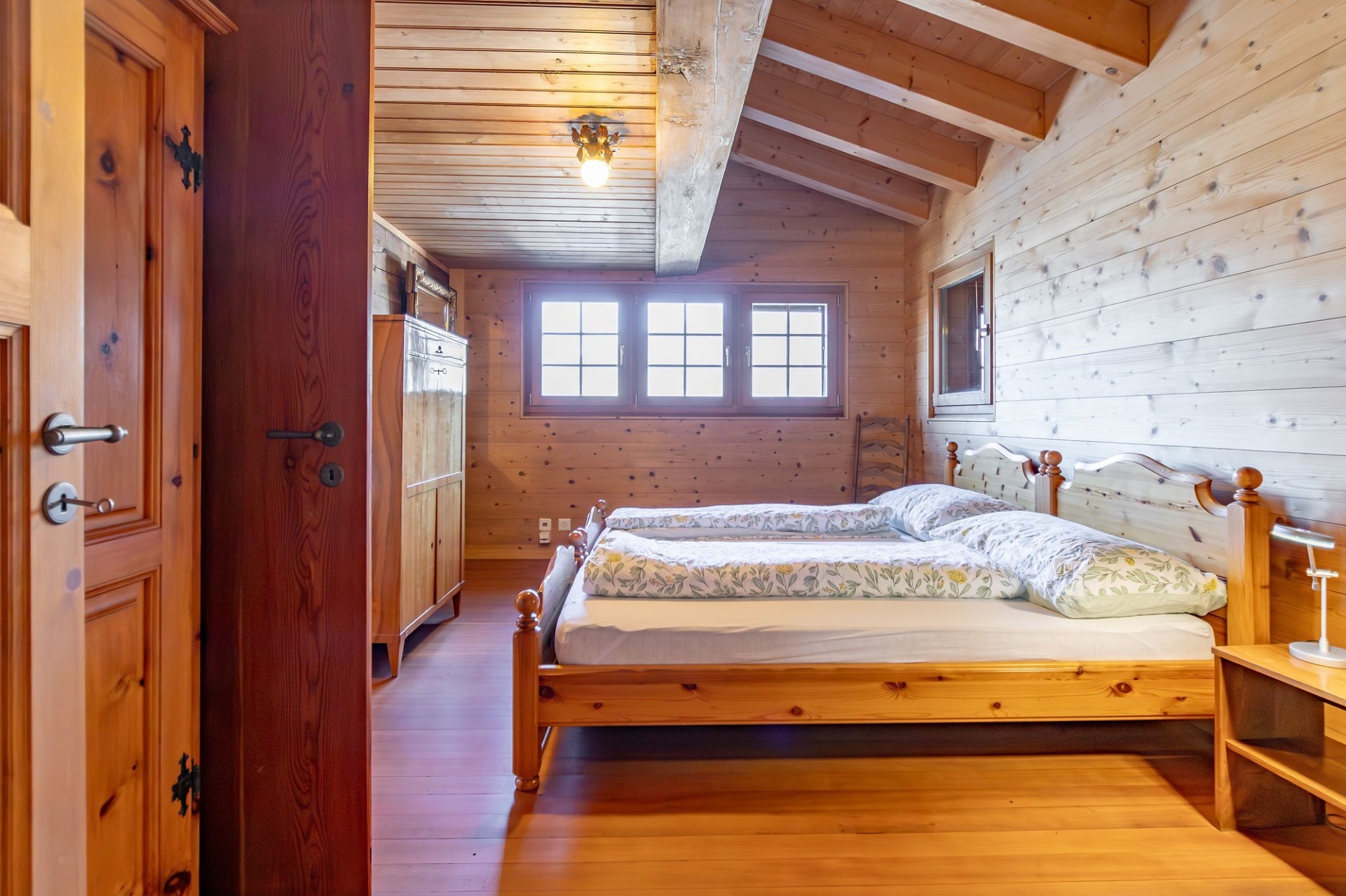 Gemütliches Holzschlafzimmer mit rustikaler Ausstattung