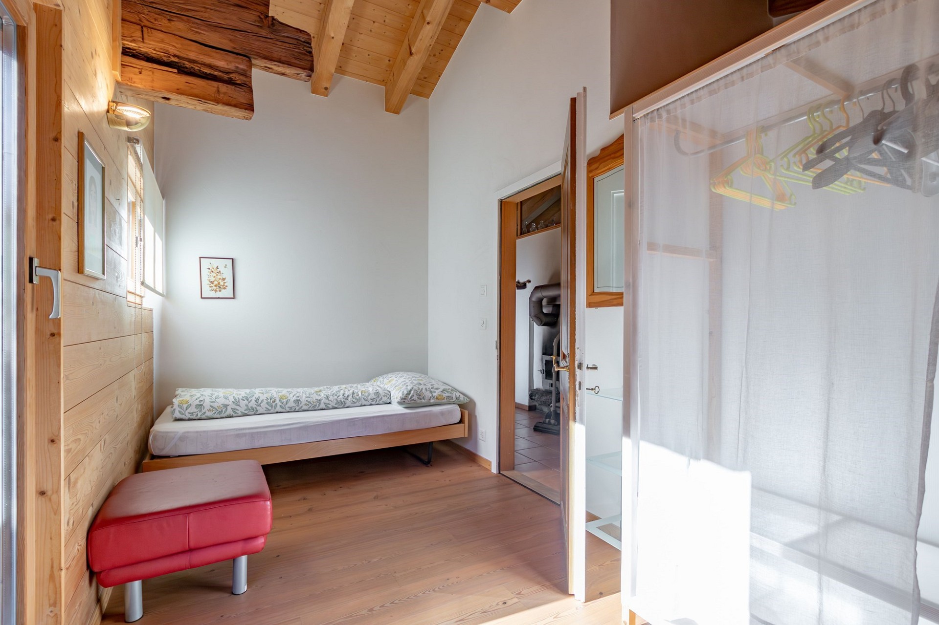 Helles Schlafzimmer mit Holzdecke