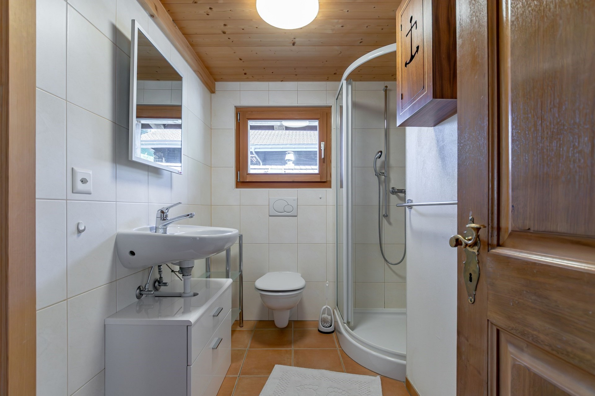 Kleines Badezimmer mit Dusche und Dachfenster