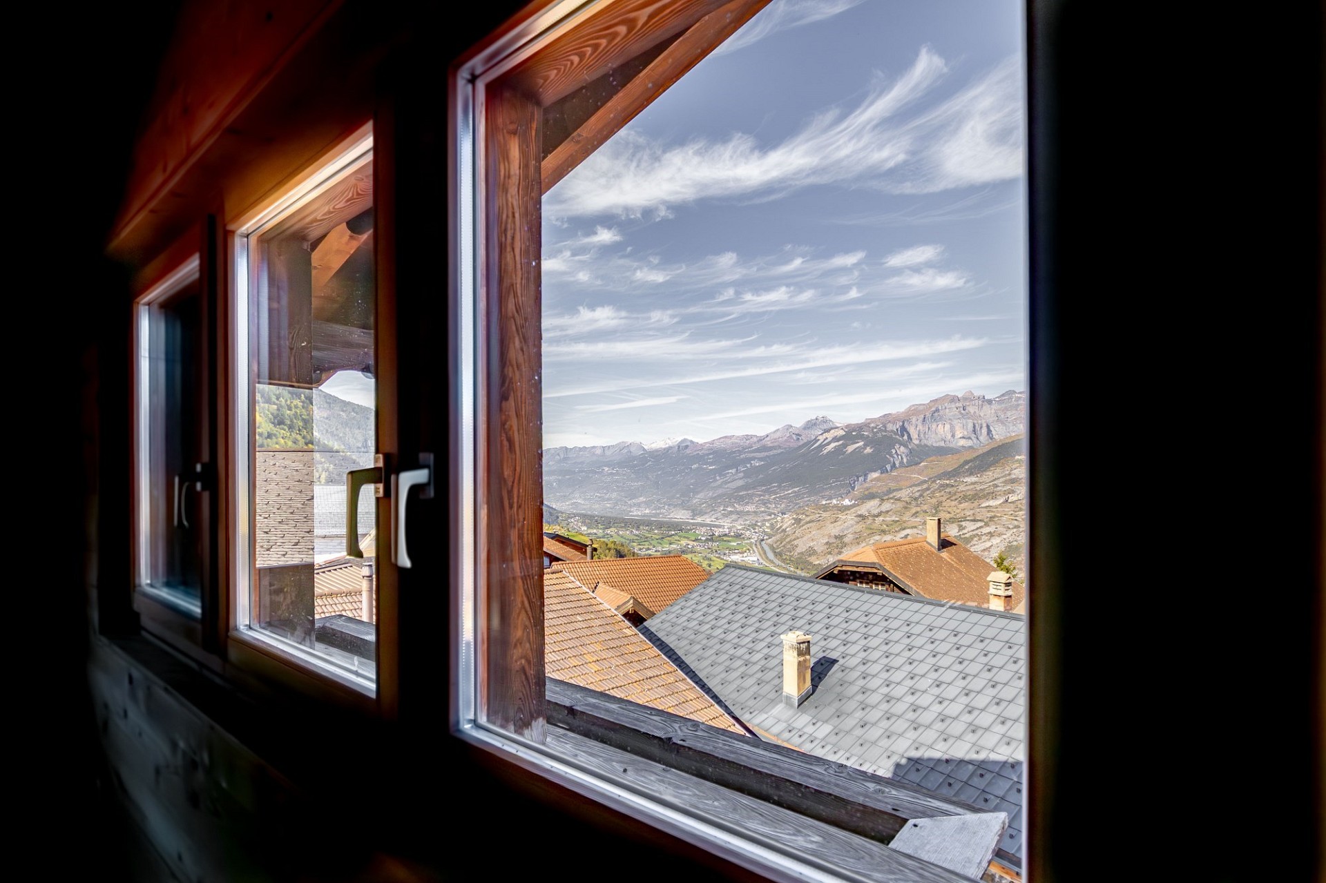 Bergblick durch Fenster