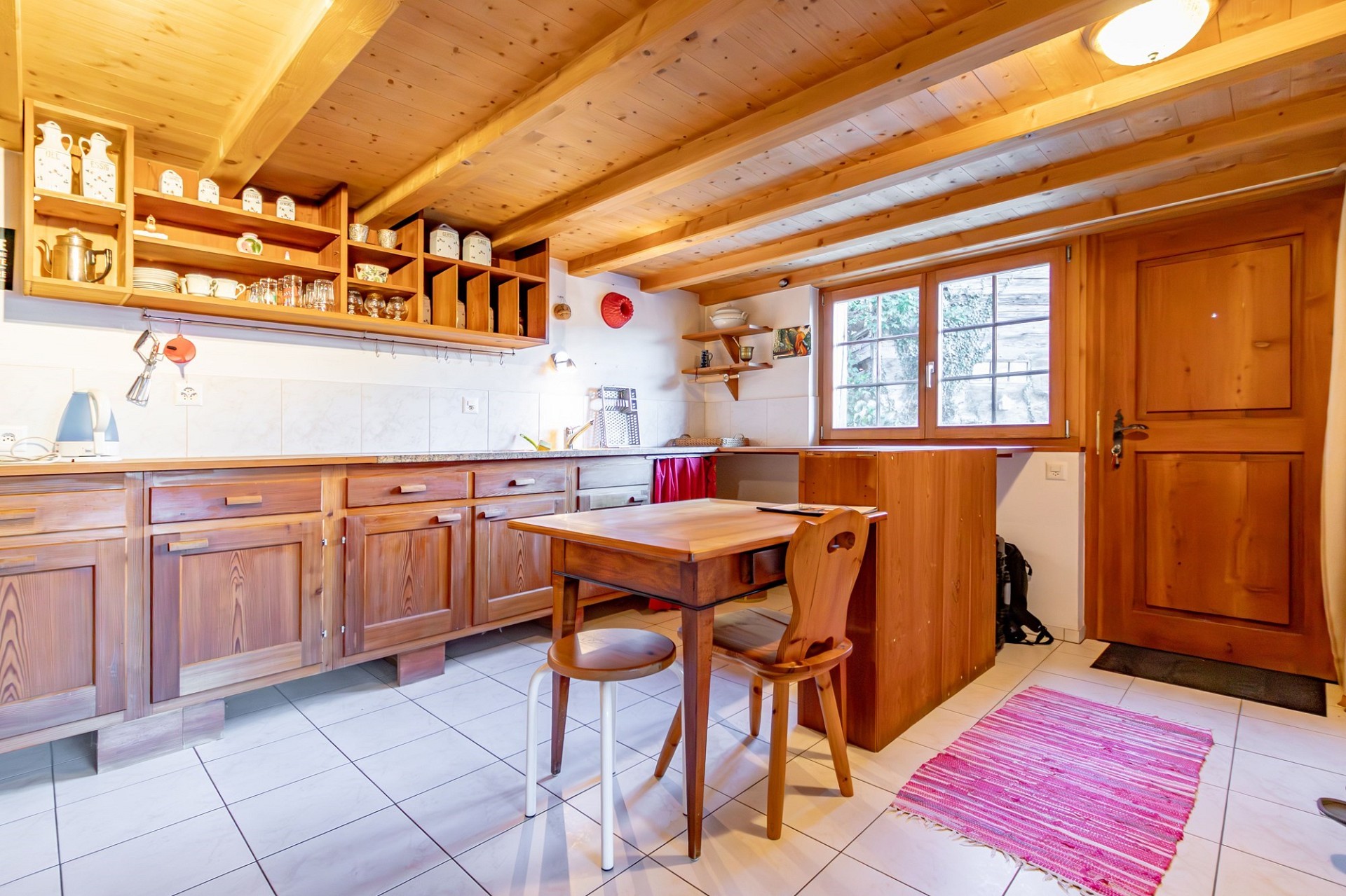 Rustikale Wohnküche mit Holzausstattung
