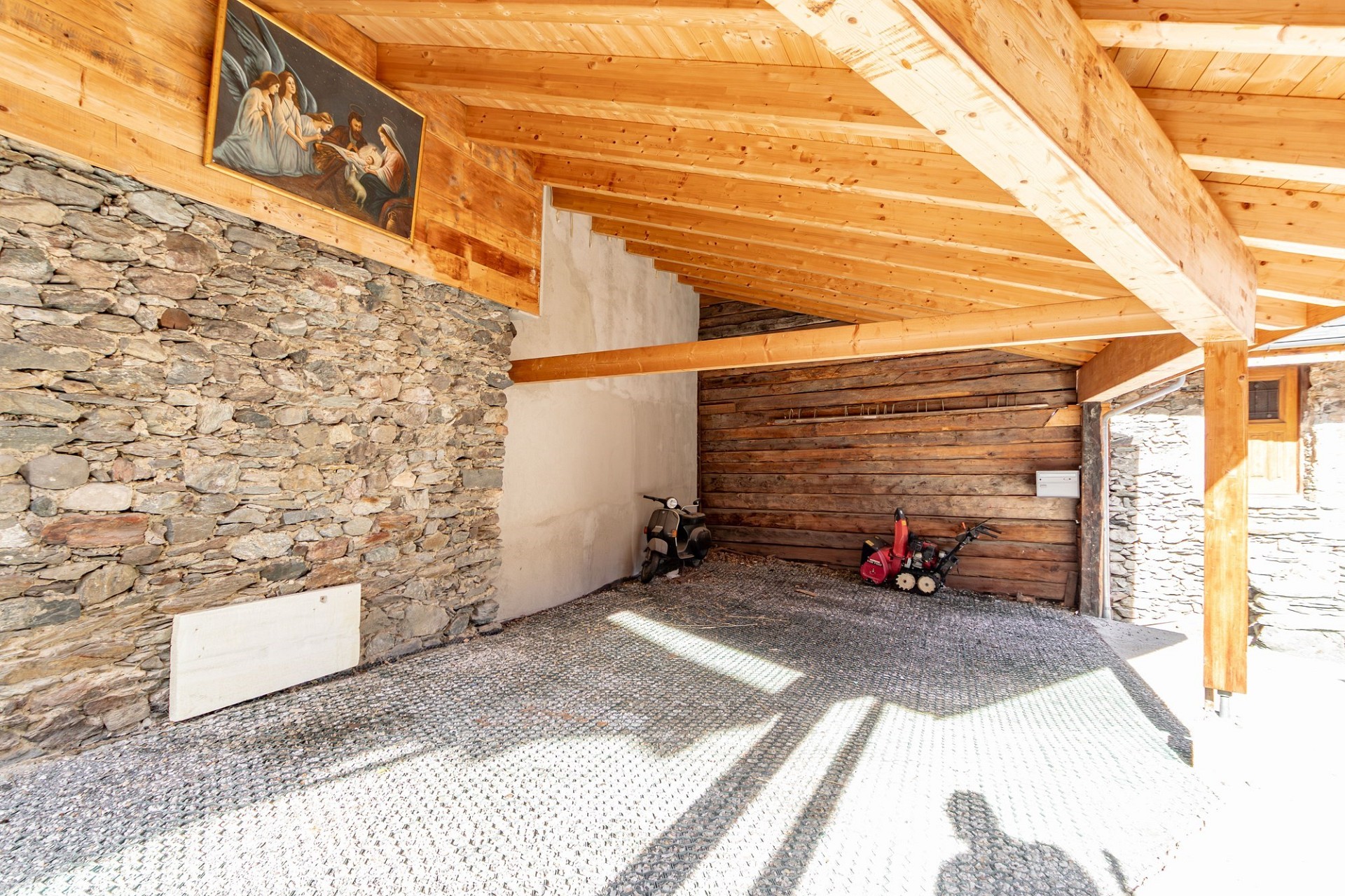 Rustikaler Unterstand mit Stein- und Holzdetails