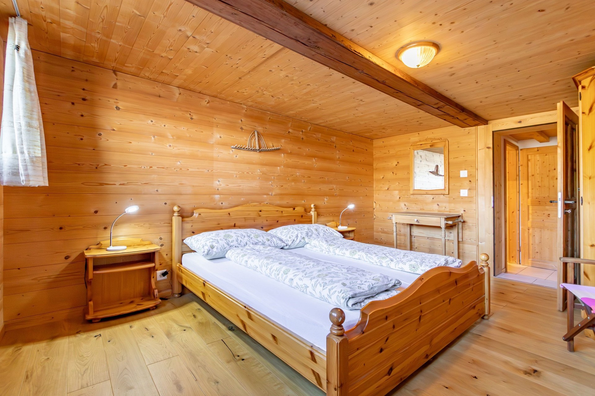 Gemütliches Schlafzimmer in Holzoptik