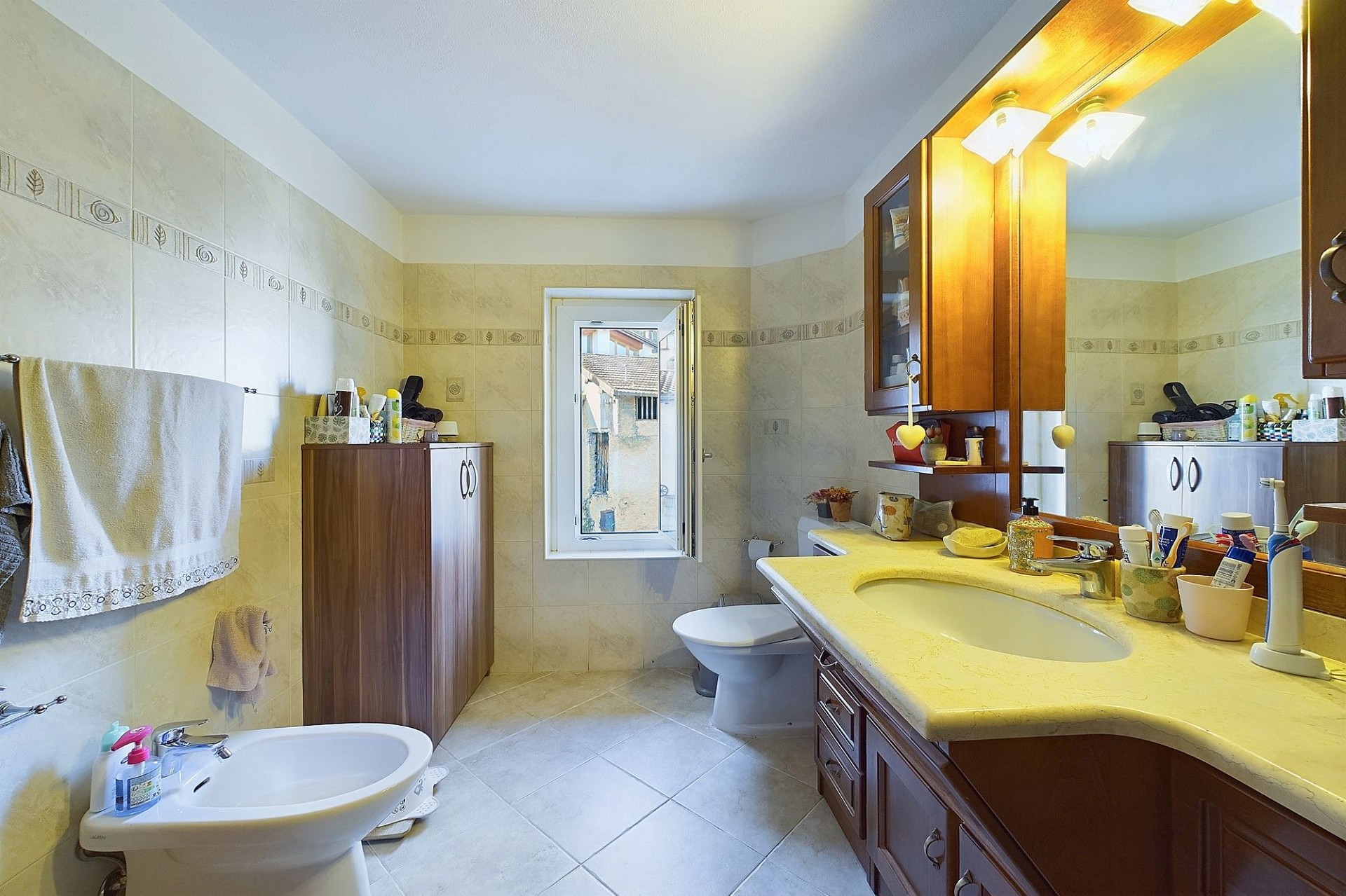 Badezimmer mit Doppelwaschtisch und Fenster