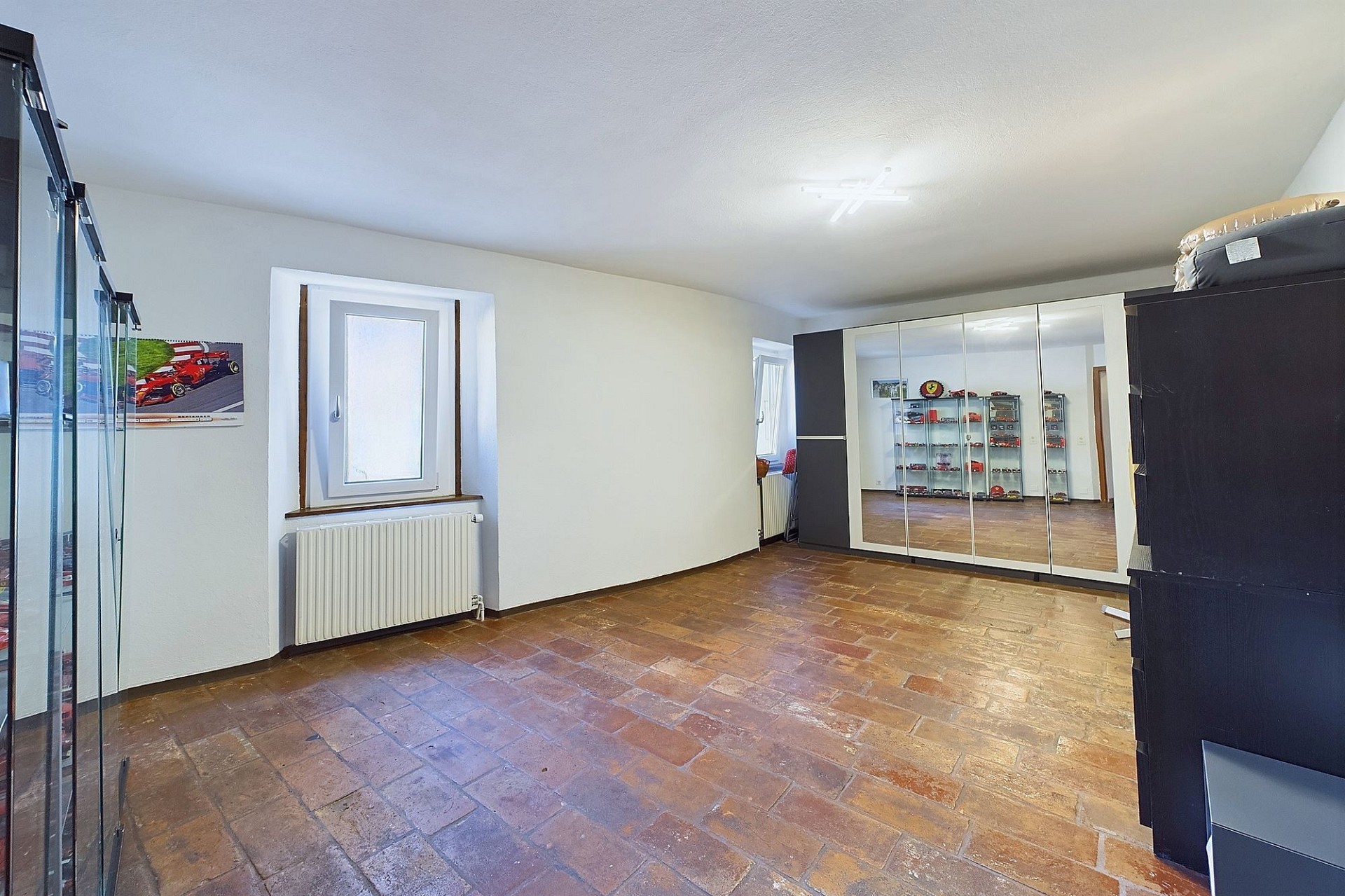 Großer Raum mit Fliesenboden und Kleiderschränken