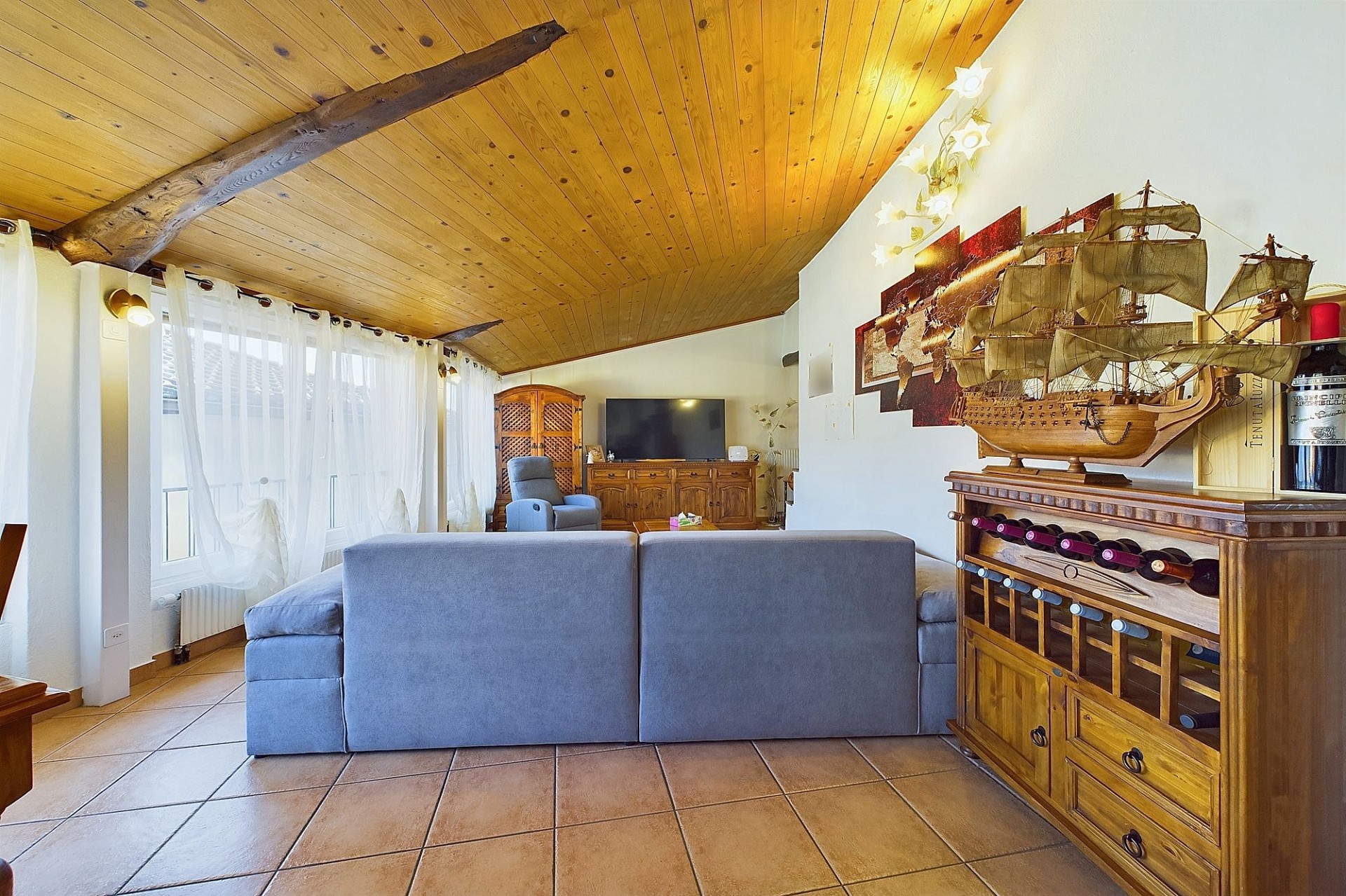 Wohnzimmer mit Holzdecke und maritimer Dekoration