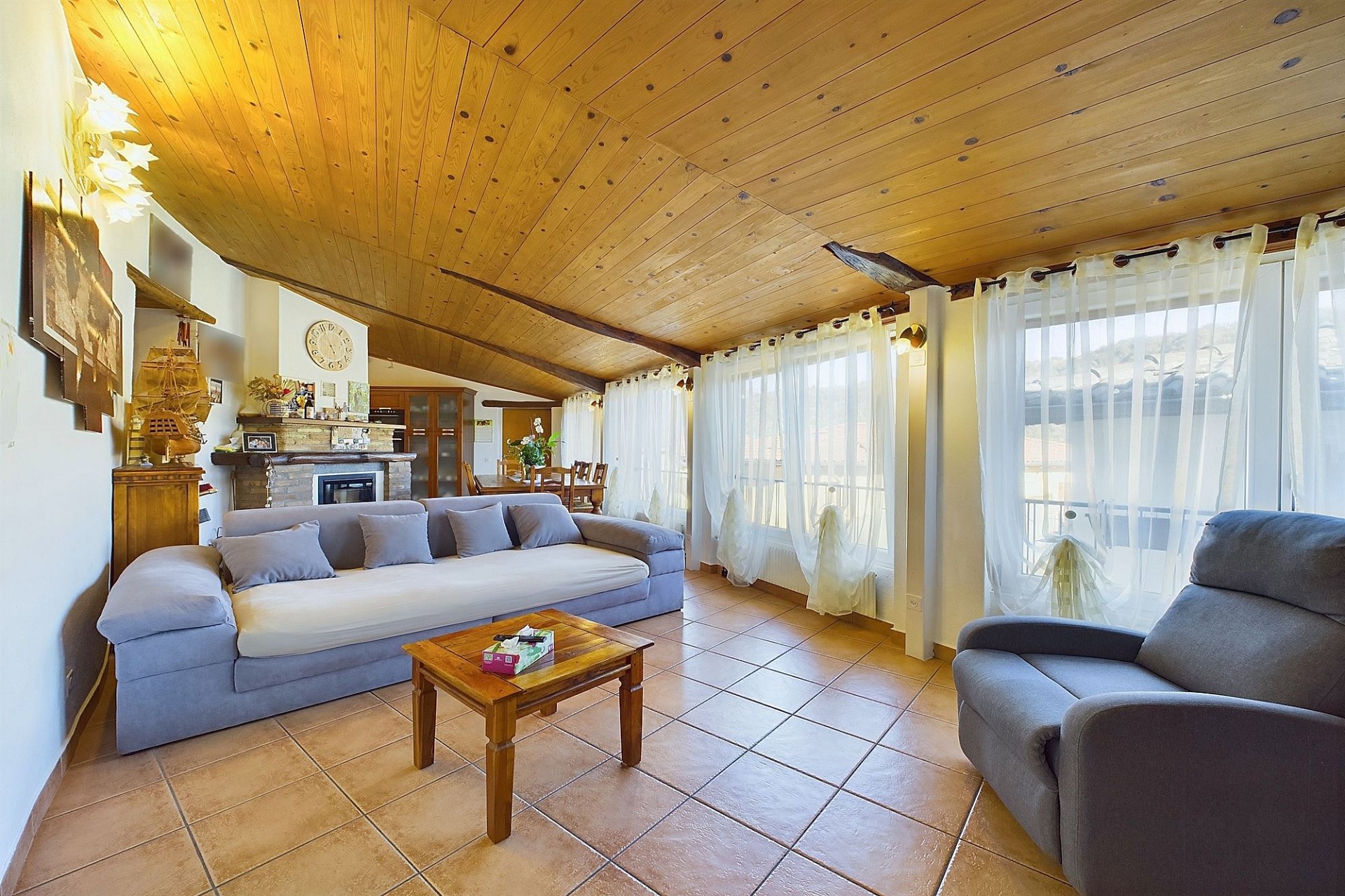 Gemütliches Wohnzimmer mit Holzbalkendecke