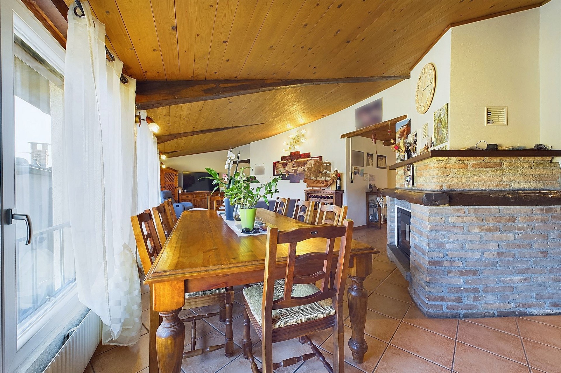 Gemütlicher Essbereich mit Kamin und Holzbalkendecke