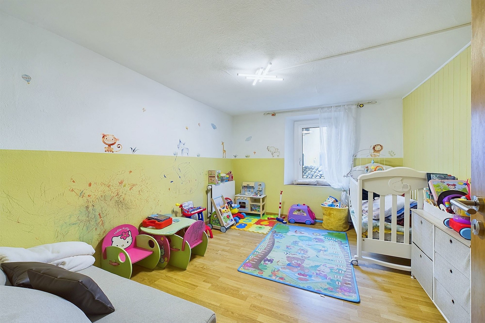 Verspieltes Kinderzimmer mit hellem Holzfußboden