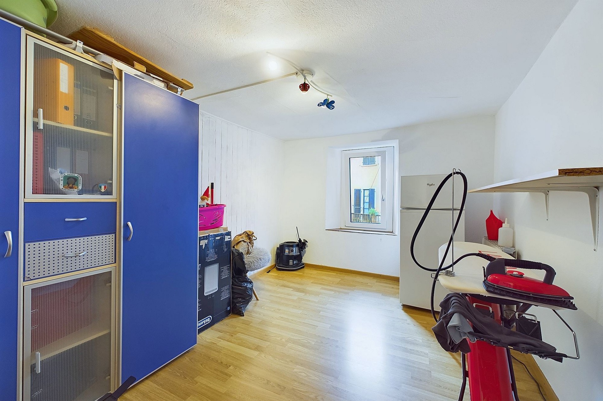 Kleiner Dachraum mit Stauraum und Bügelecke