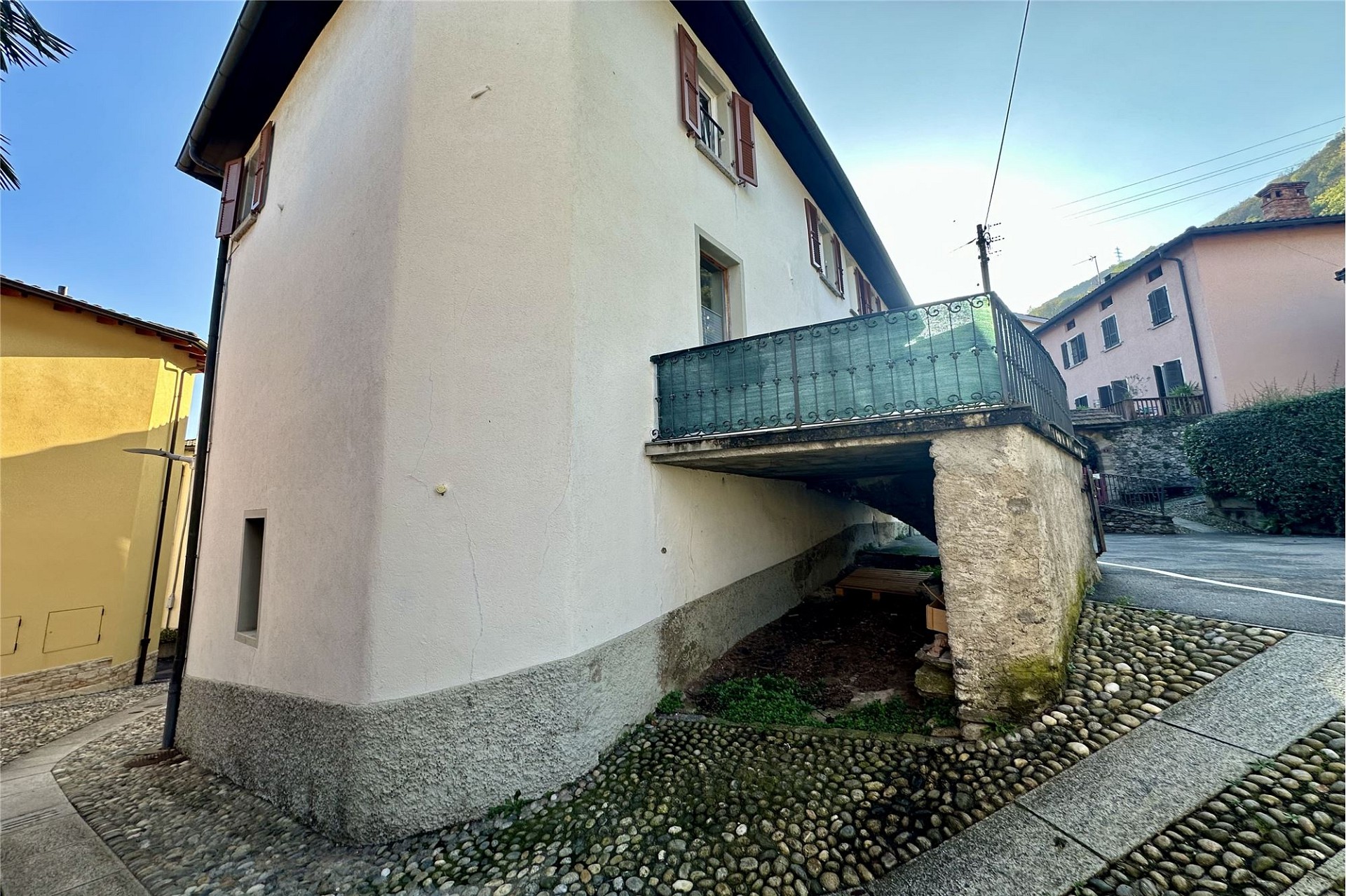 Außenansicht eines Hauses mit Balkon