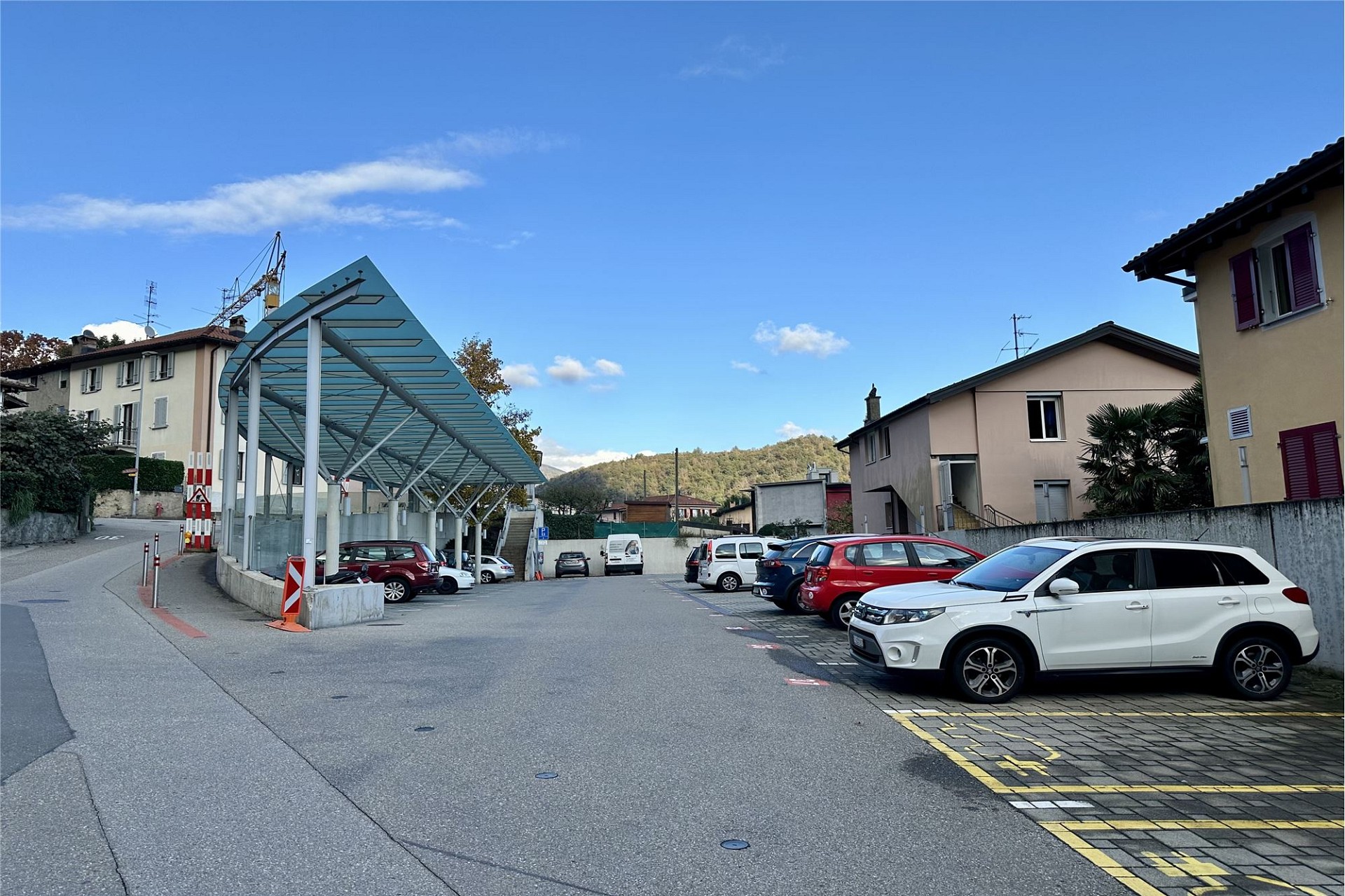 Außenansicht eines Parkplatzes mit Wohnhäusern
