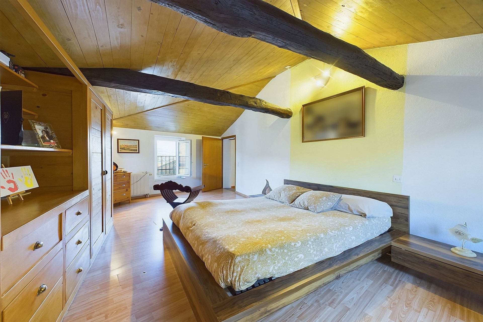 Dachgeschoss-Schlafzimmer mit Holzbalken