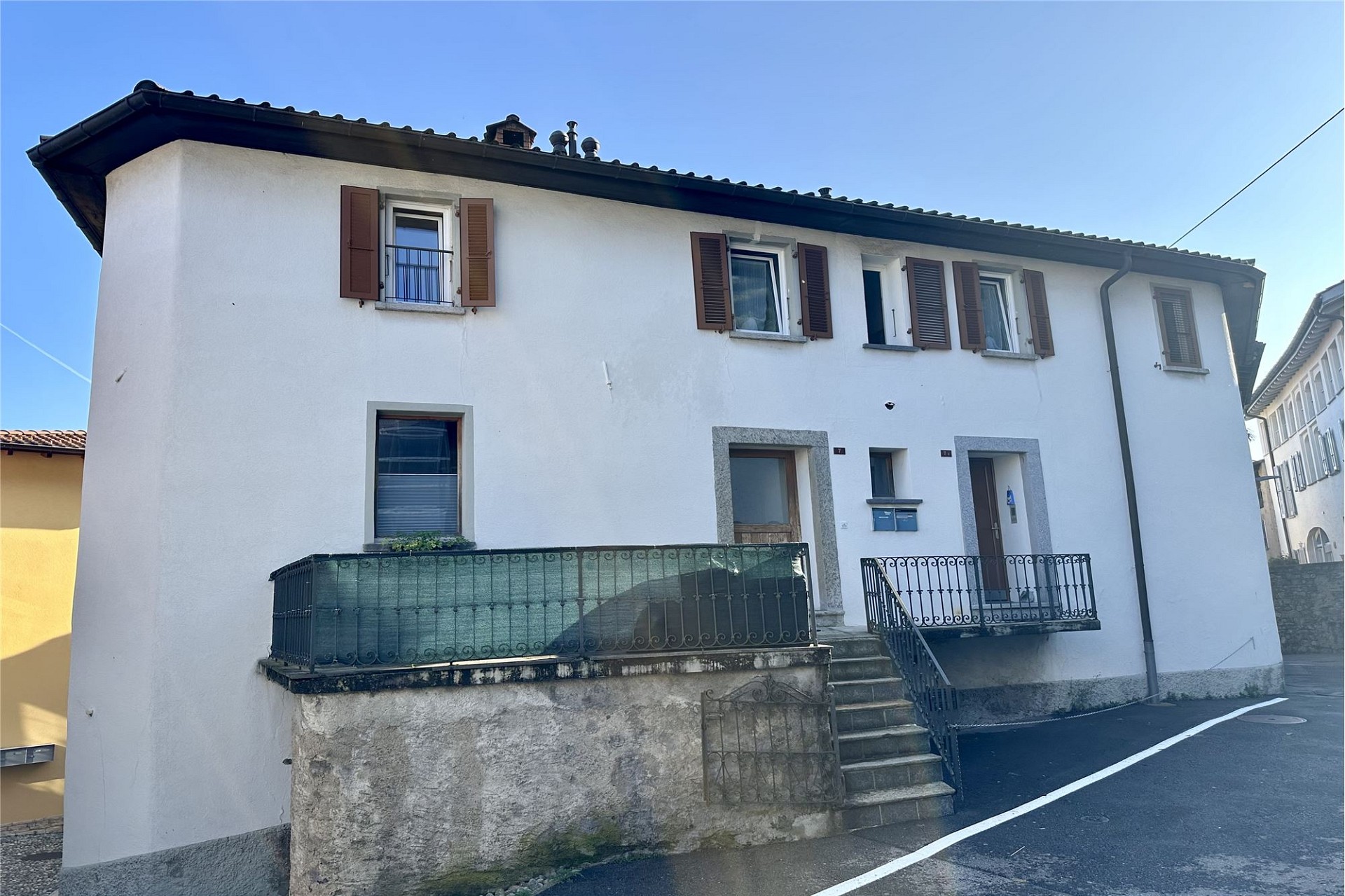 Außenansicht eines Wohnhauses mit Balkon und Schrägdach