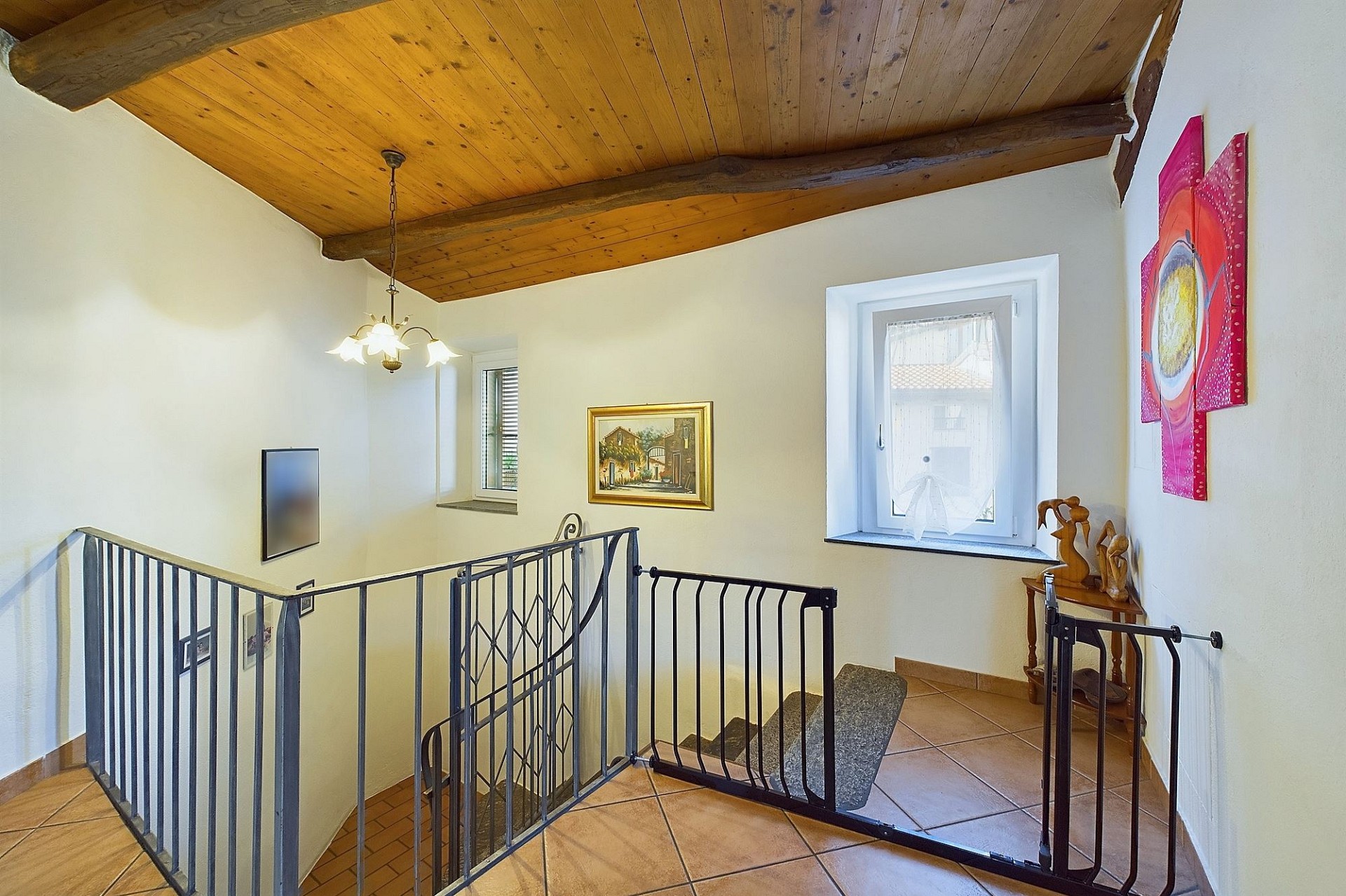 Treppenhaus mit Holzdecke