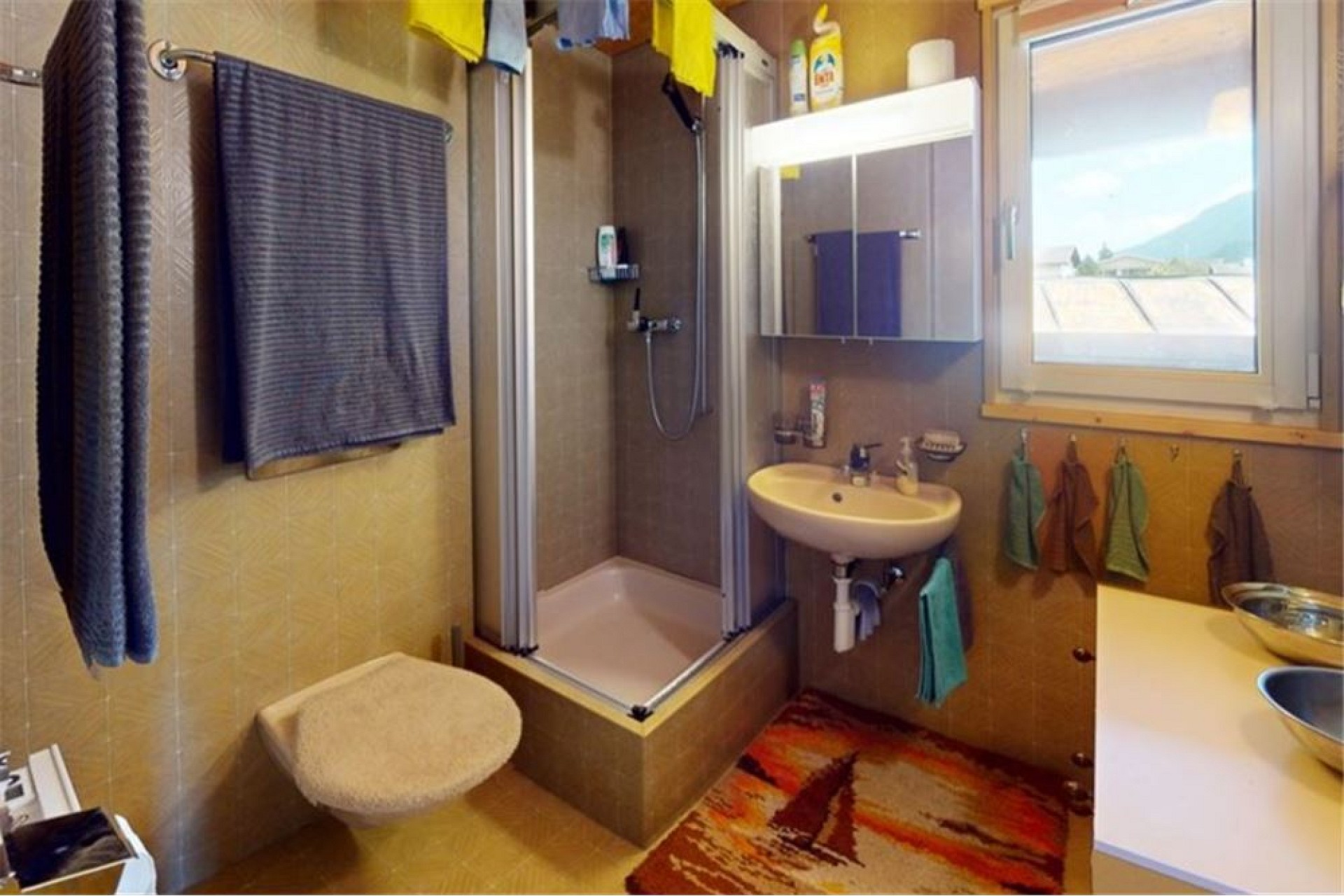 Modernes Bad mit Dusche und Dachfenster