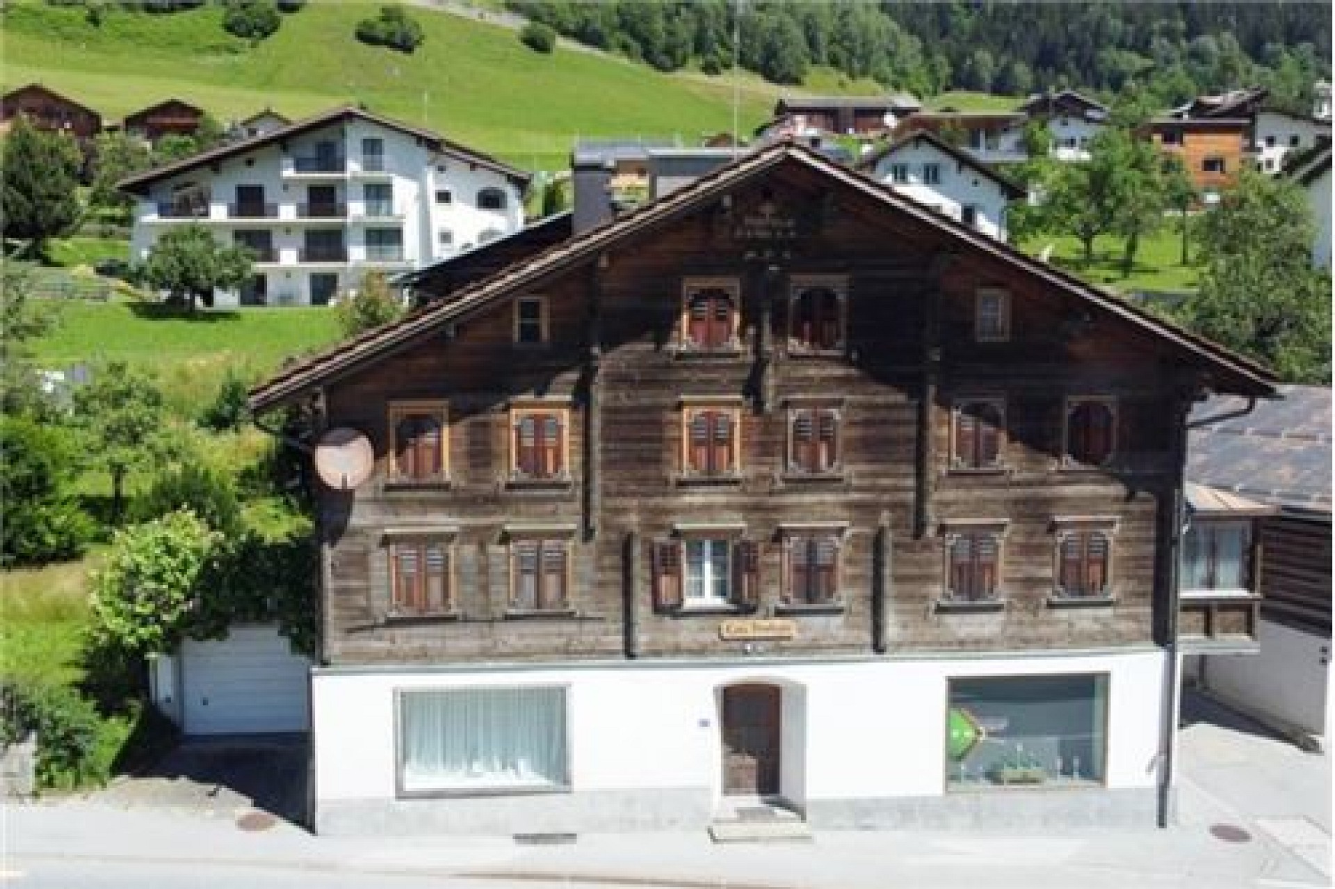 Alpines Wohnhaus mit Holzfassade