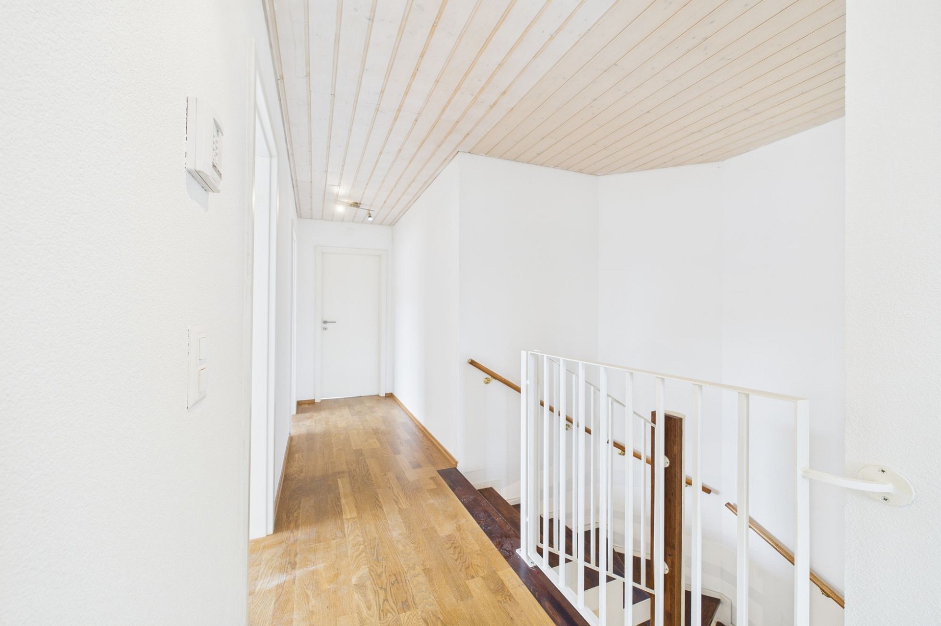 Heller Flur mit Treppe