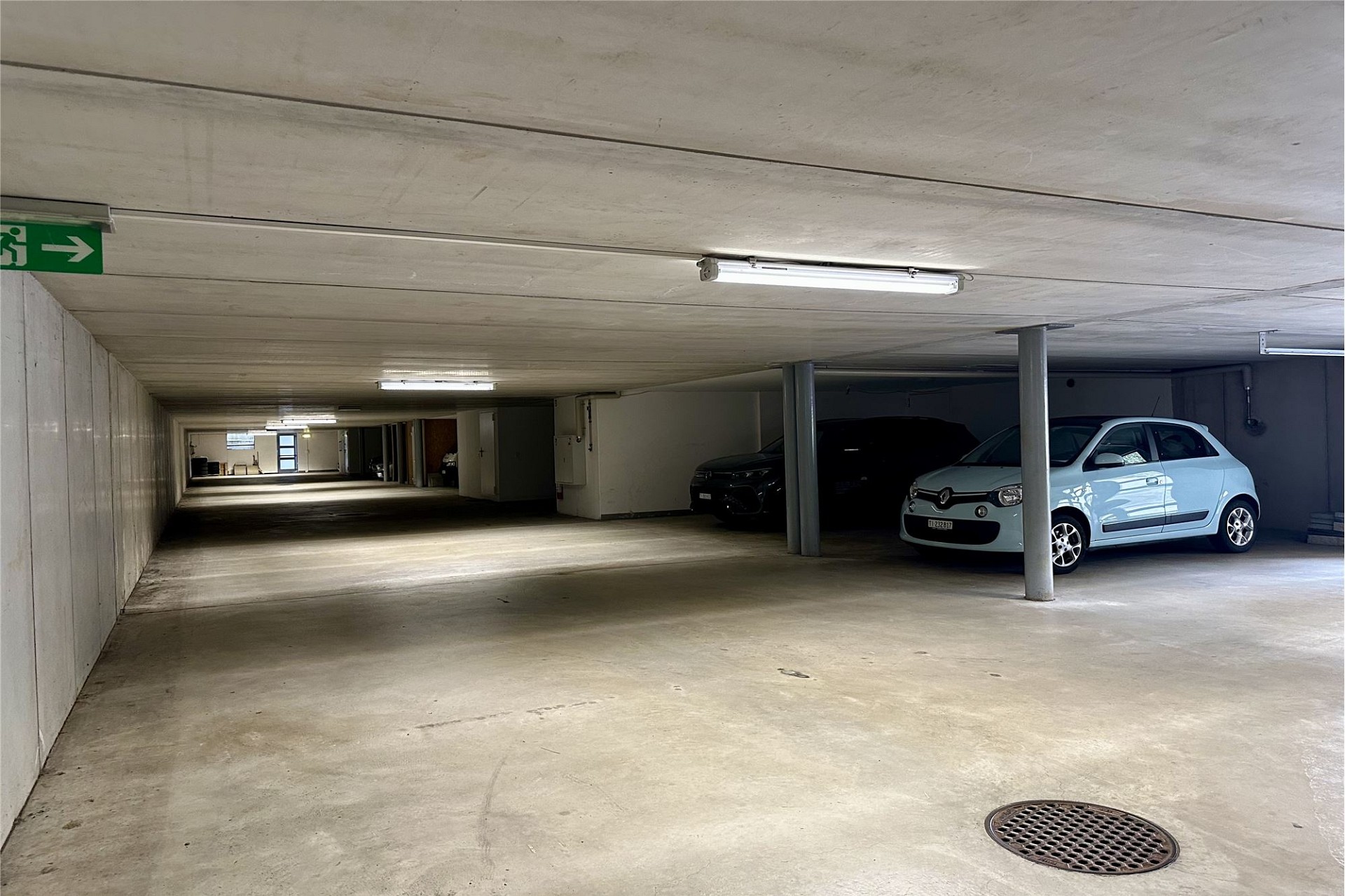 Tiefgarage mit geparkten Autos