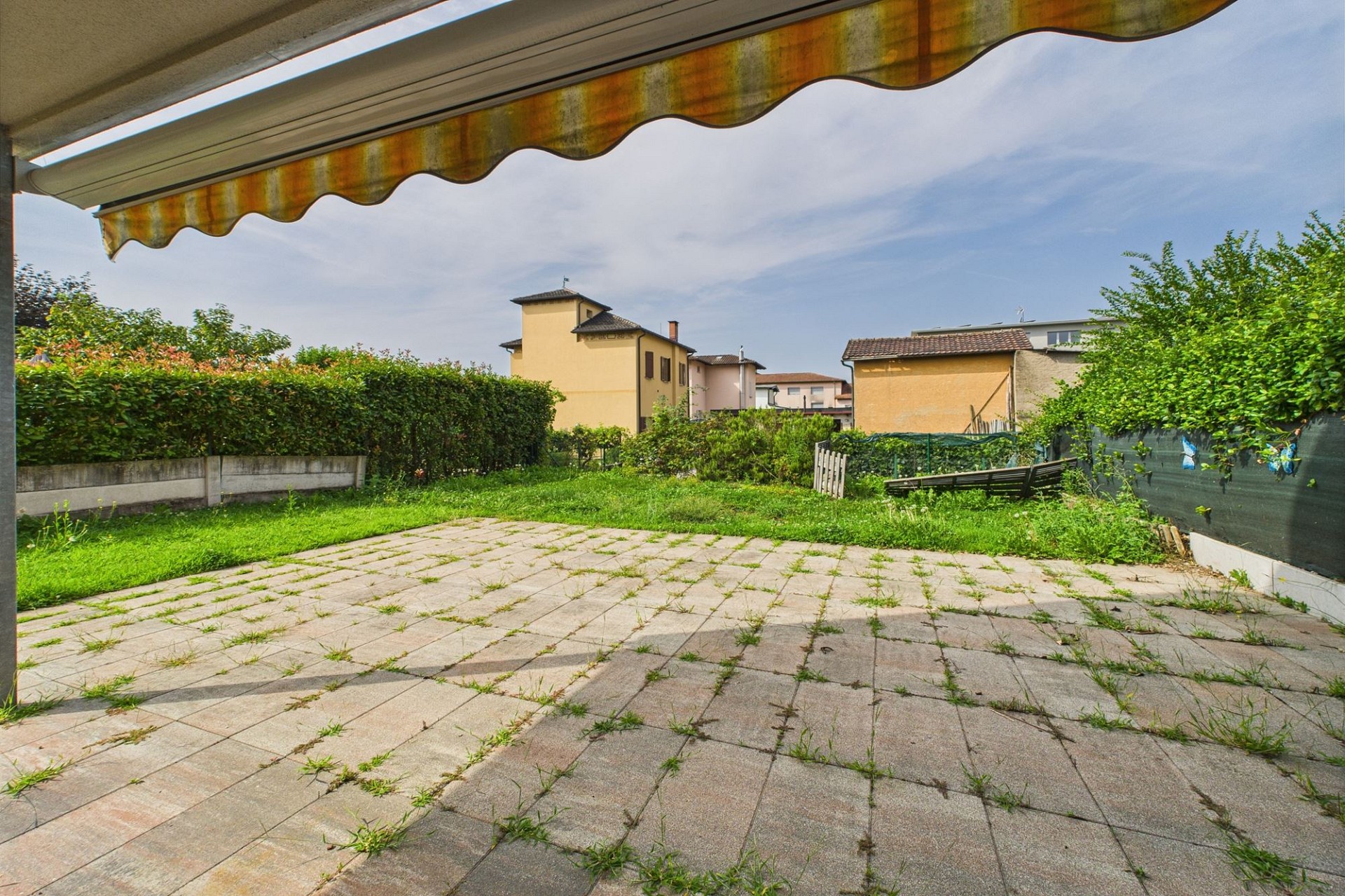 Garten mit Terrasse und Nachbarbebauung