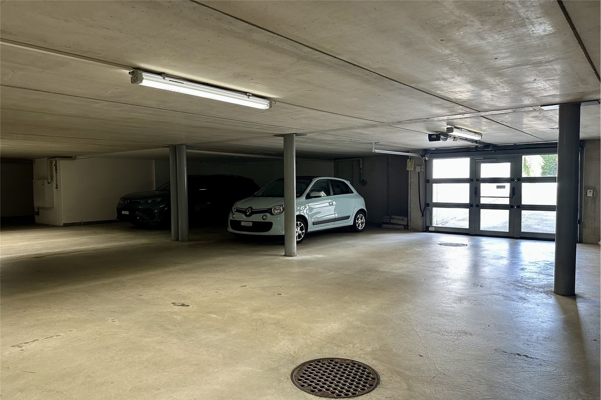 Tiefgarage mit zwei geparkten Autos