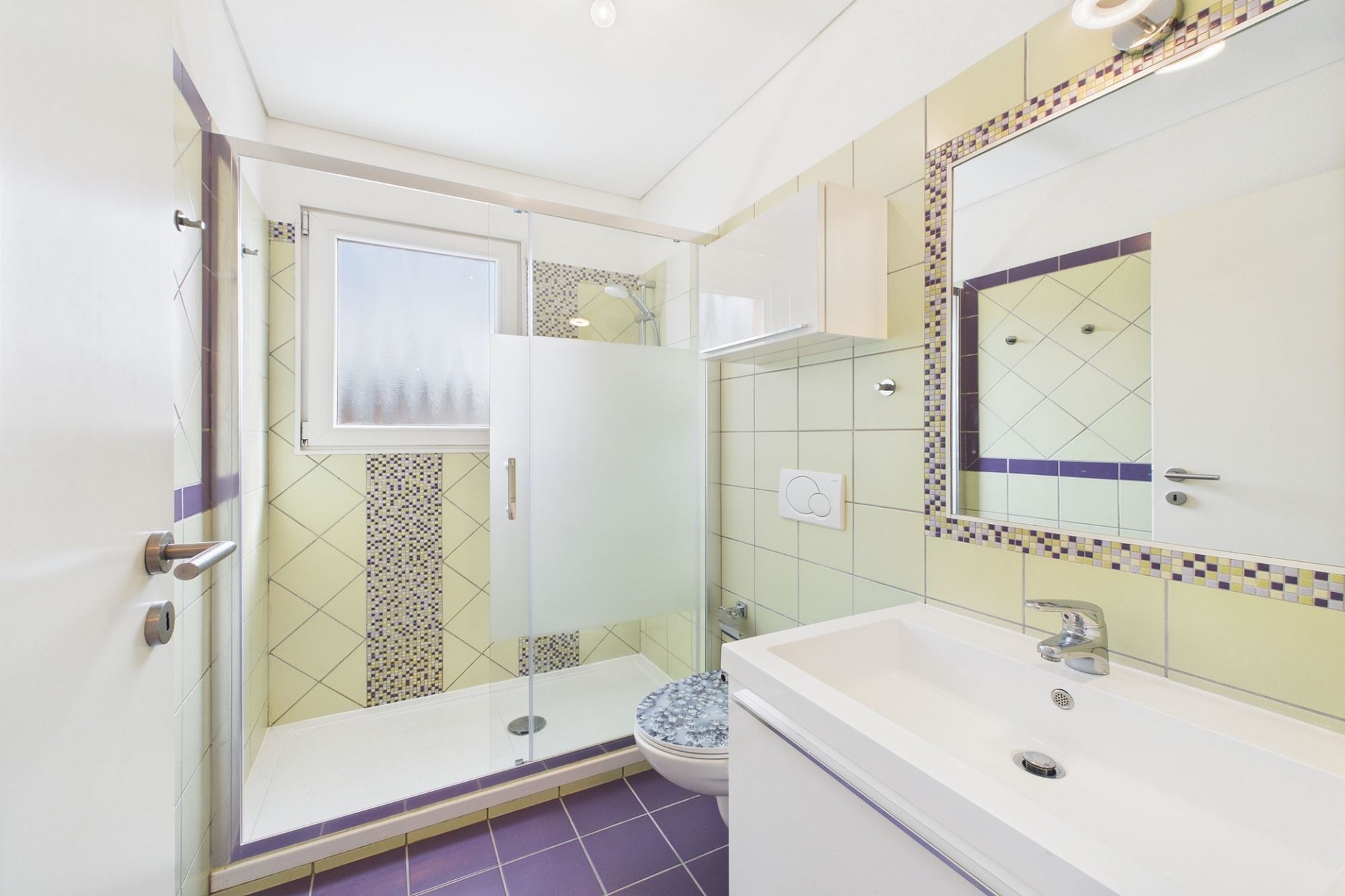 Modernes Badezimmer mit Dusche und Waschtisch
