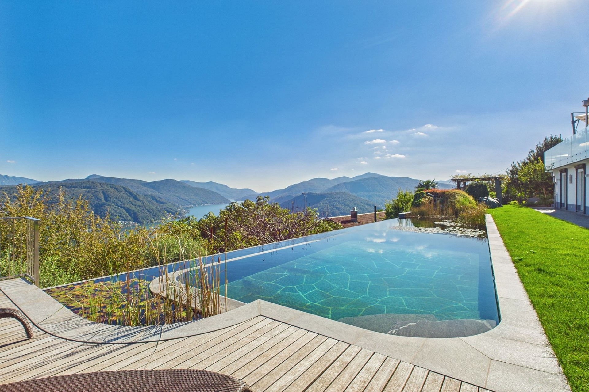 Außenbereich mit Pool und Panoramablick