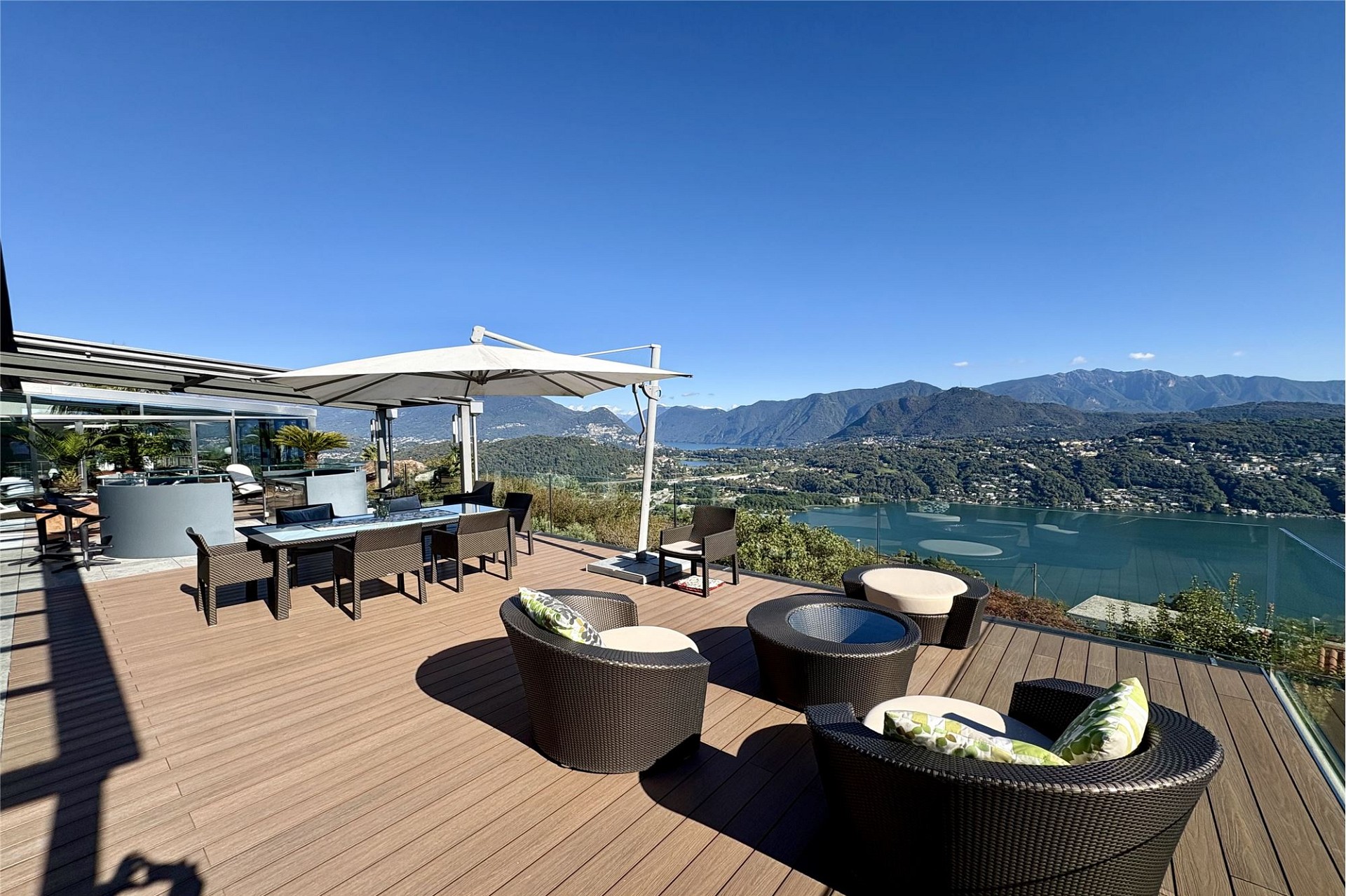 Luxuriöse Dachterrasse mit Berg- und Seeblick