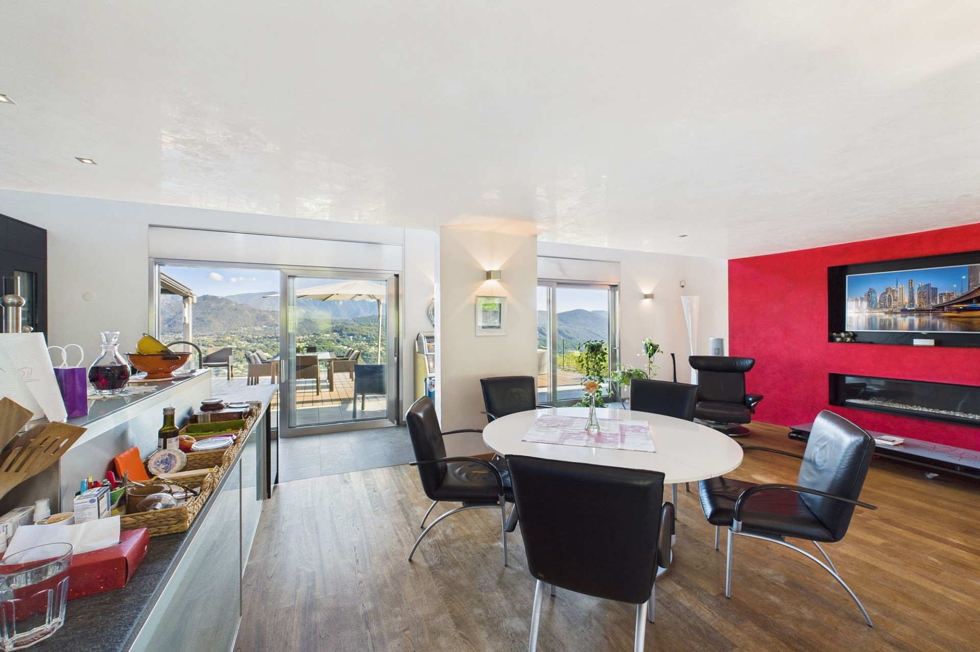Offener Wohn- und Essbereich mit Panoramablick