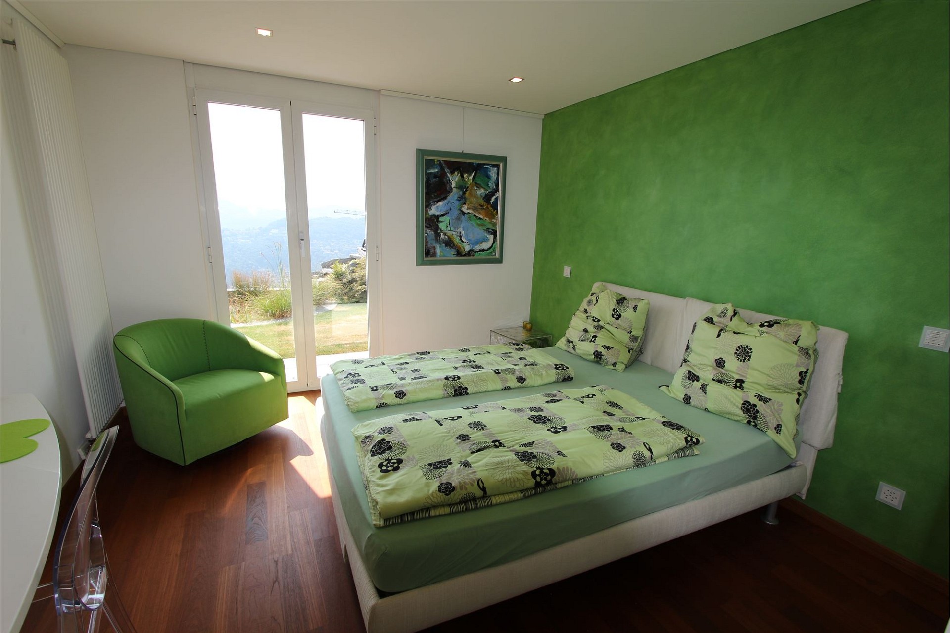 Schlafzimmer mit grünem Akzent