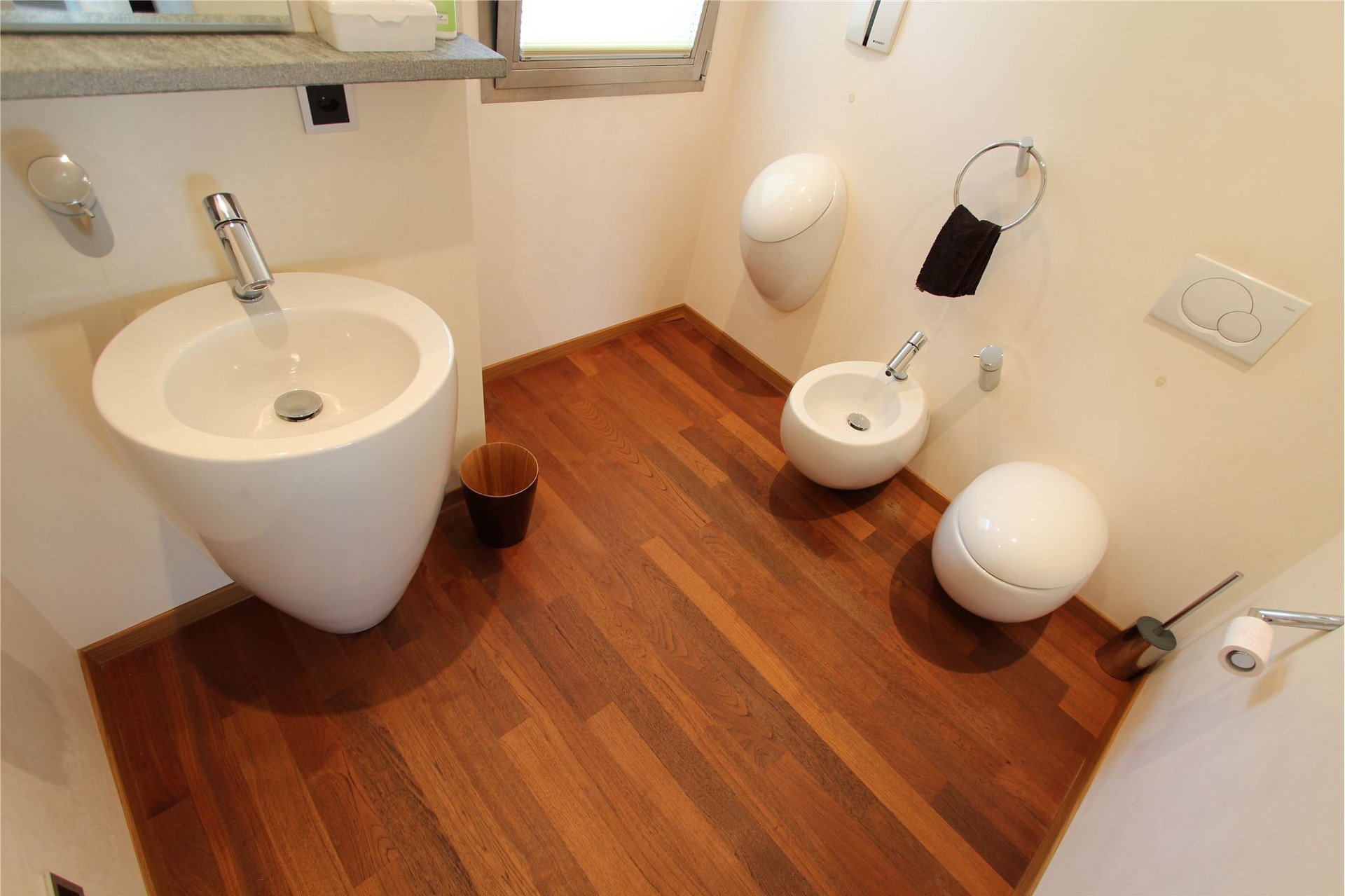 Modernes Gäste-WC mit Designer-Sanitär