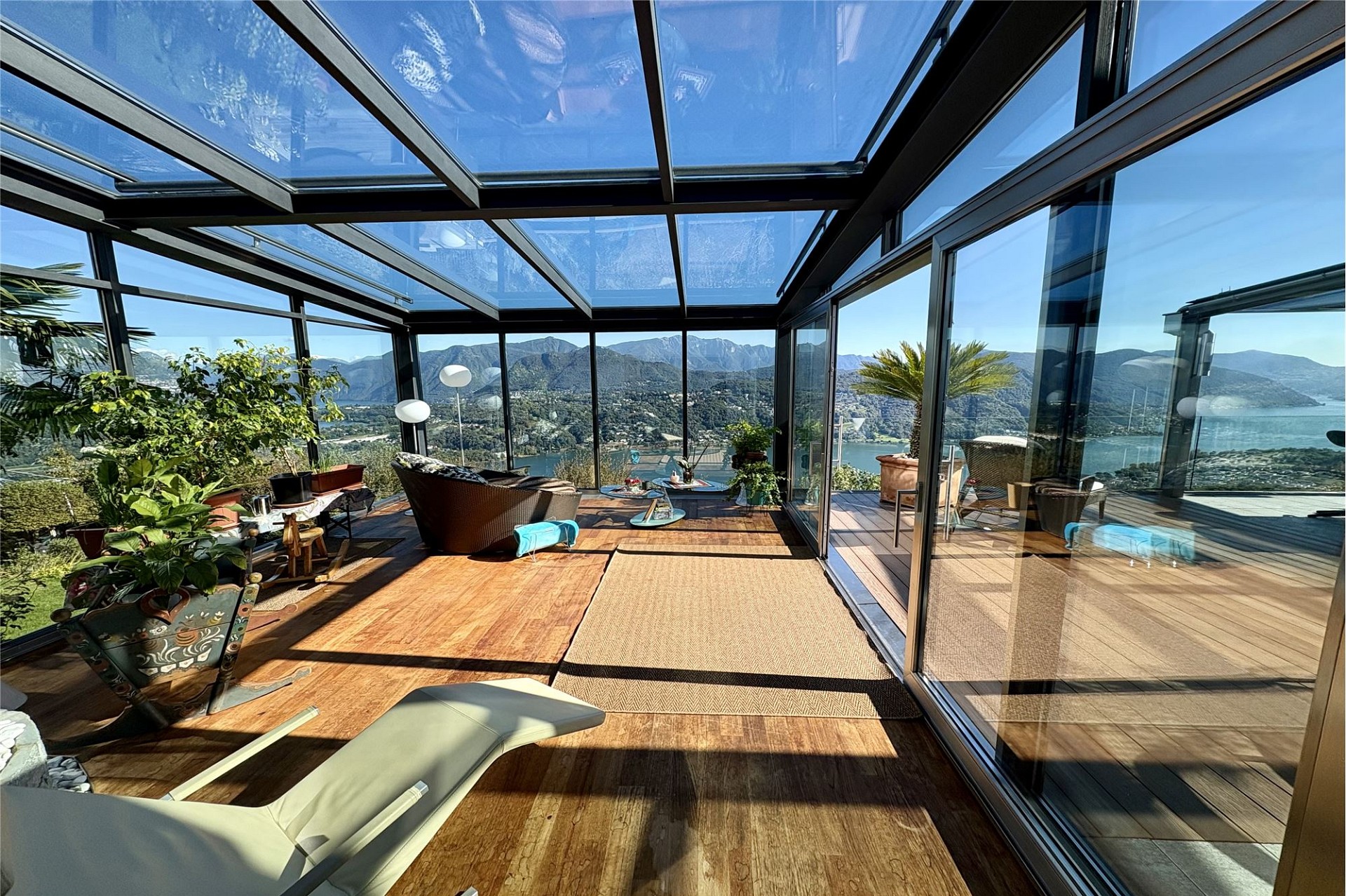 Verglaste Panorama-Terrasse mit Seeblick