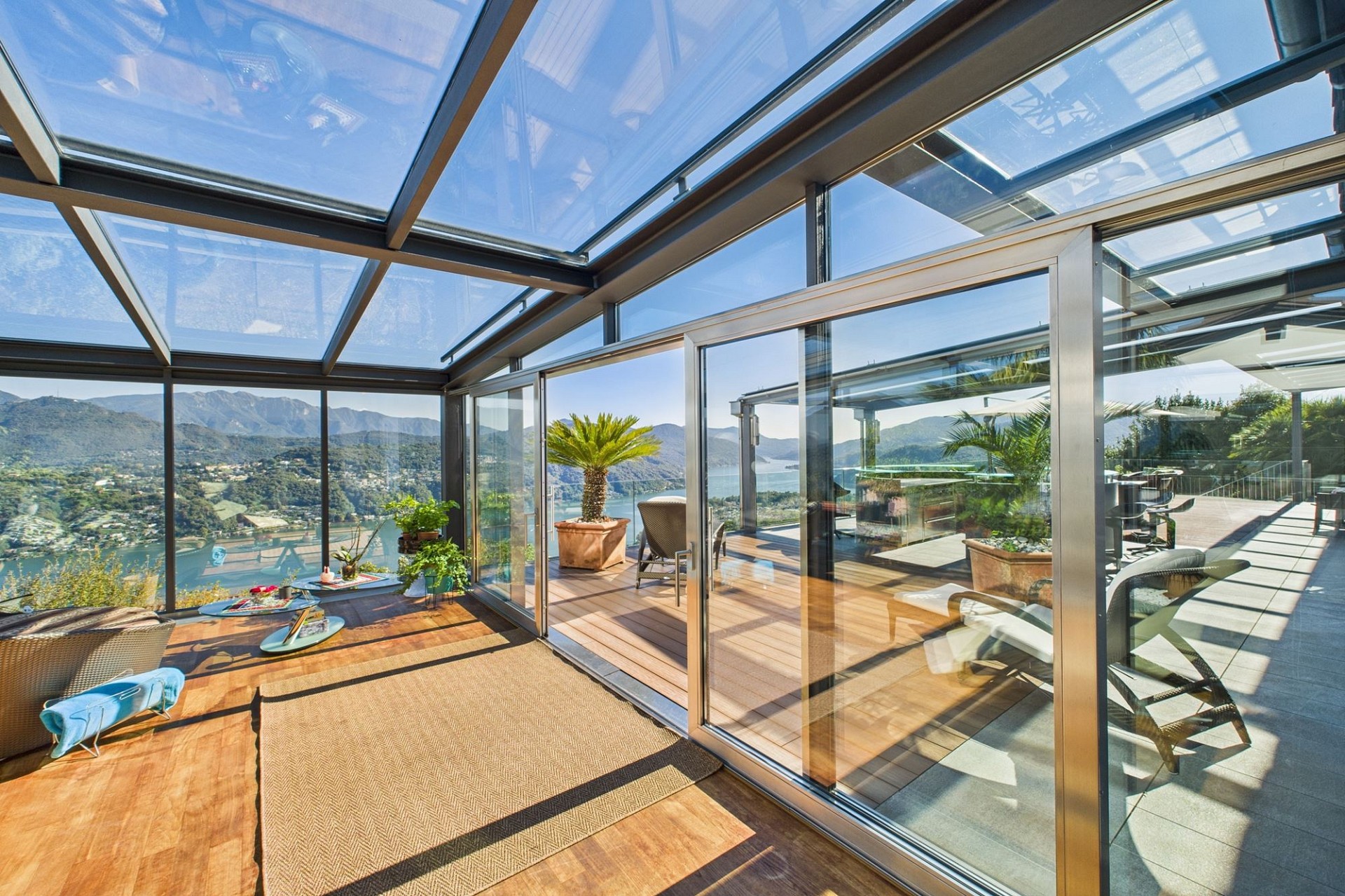 Verglaster Panorama-Raum mit Terrasse