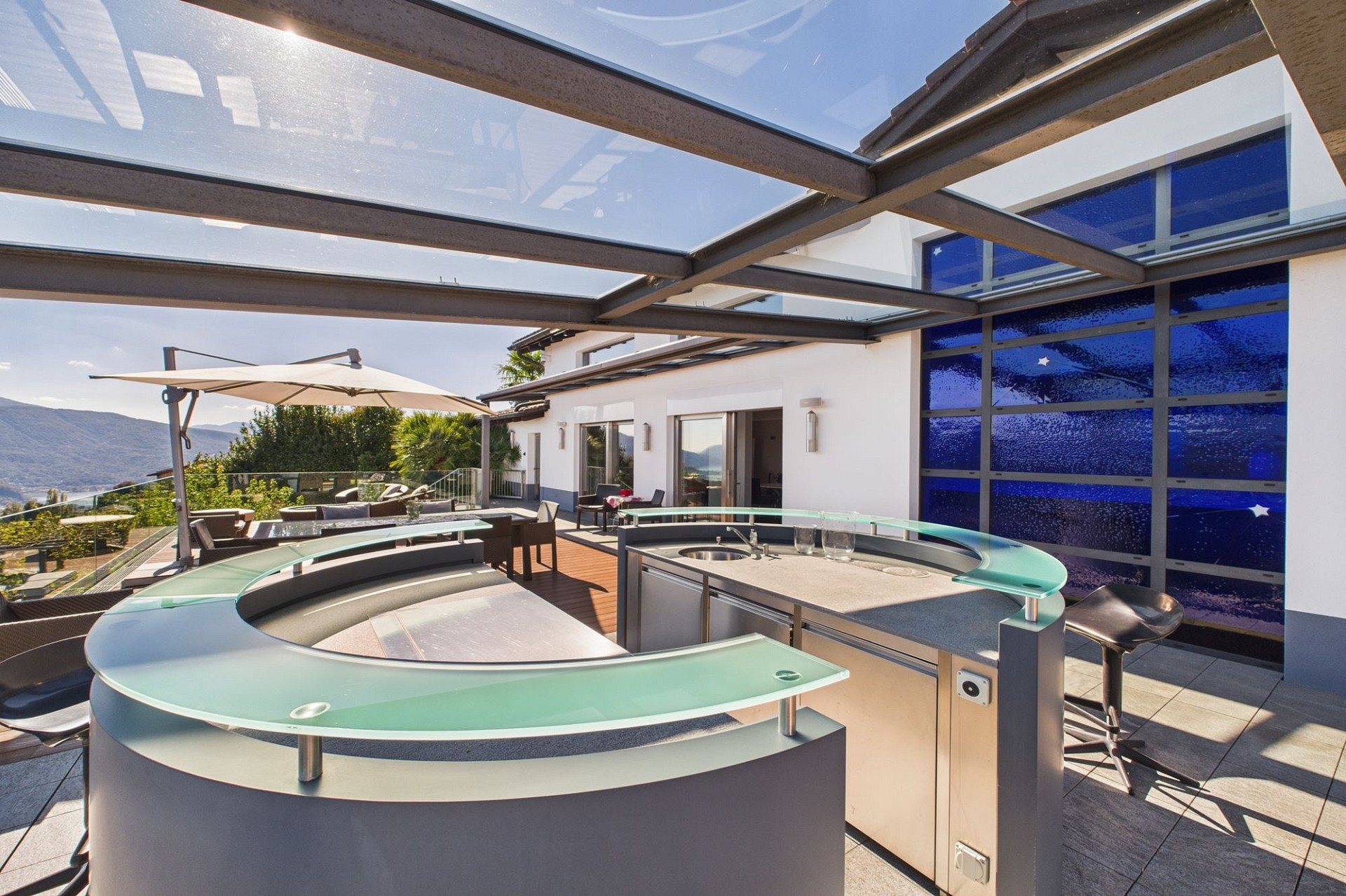 Luxuriöse Dachterrasse mit Außenküche