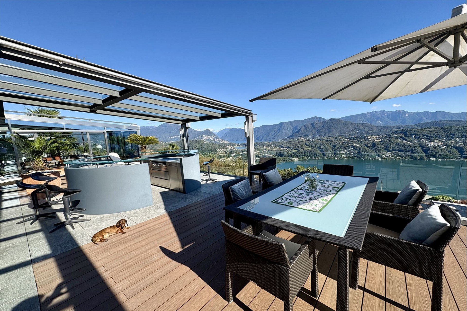 Luxuriöse Dachterrasse mit Panoramablick