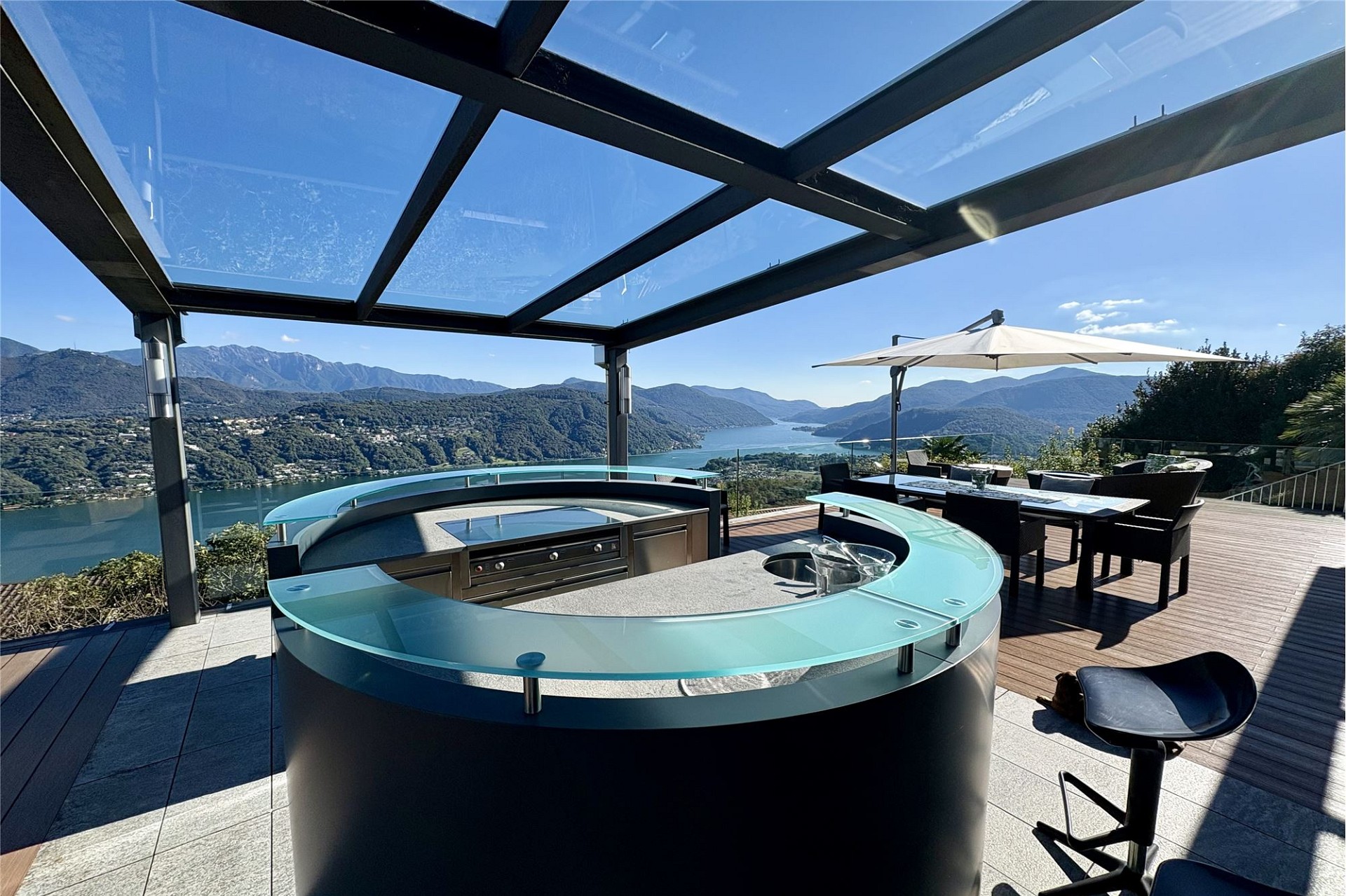 Luxuriöse Terrasse mit Seeblick